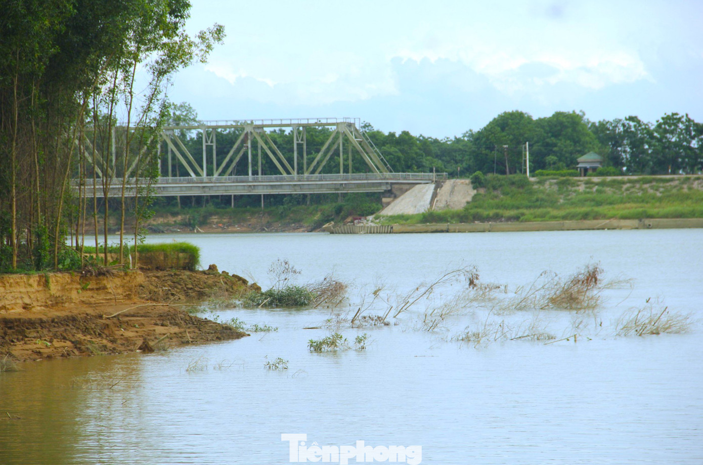 Tình trạng sạt lở kéo dài khiến người dân trên địa bàn xã Long Xá và Trung Phúc Cường lo lắng mất một diện tích lớn đất sản xuất trong tương lai. Tình trạng sạt lở kéo dài khiến người dân trên địa bàn xã Long Xá và Trung Phúc Cường lo lắng mất một diện tích lớn đất sản xuất trong tương lai.
