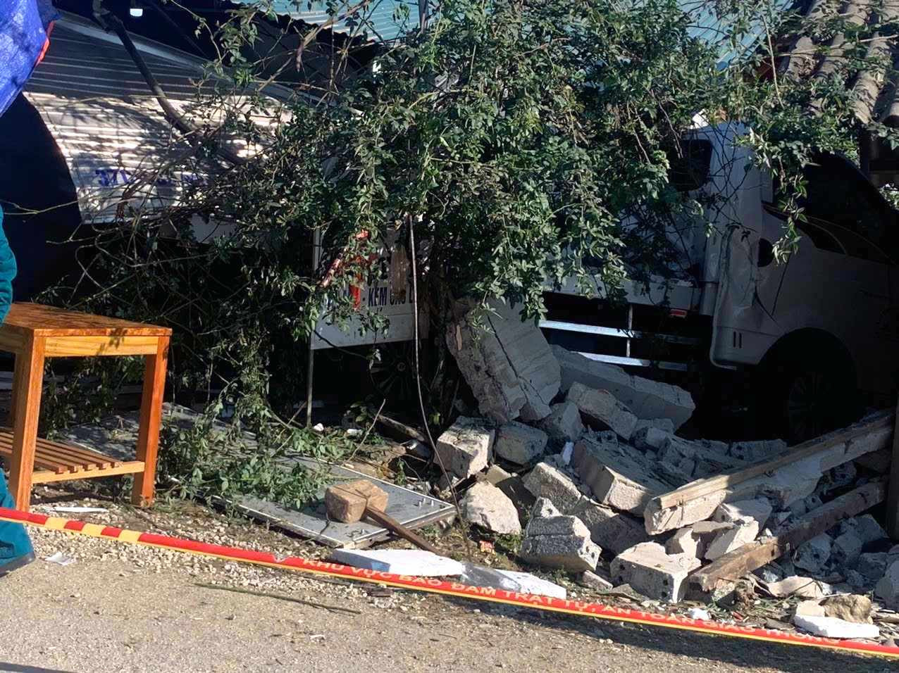 Nhiều bức tường quán tạp hóa bị đổ sập, nhiều tài sản bên trong bị hư hỏng. Nhiều bức tường quán tạp hóa bị đổ sập, nhiều tài sản bên trong bị hư hỏng.