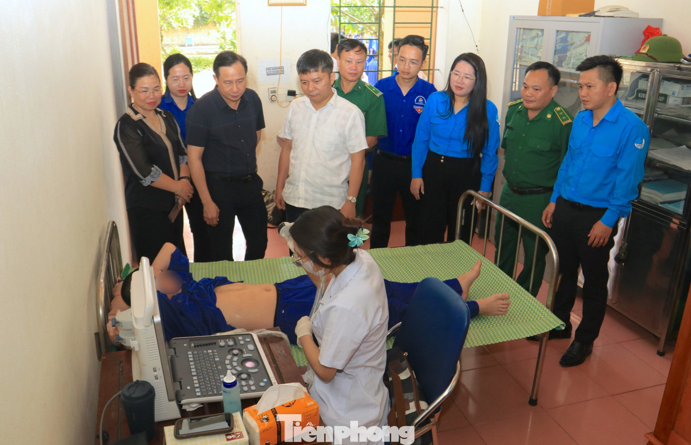 Các đại biểu kiểm tra, động viên các y bác sỹ thăm khám cho các học viên.