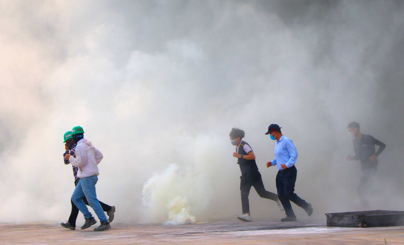 Tình huống giả định được đưa ra là lúc 23h đêm, khu vực nhà xưởng sản xuất ngành may mặc của Công ty Cổ phần BIC thuộc Khu công nghiệp VSIP Nghệ An bất ngờ xảy ra một đám cháy lớn. Nguyên nhân cháy do tốp thợ của khu nhà xưởng không thực hiện đúng quy định an toàn phòng cháy chữa cháy trong quá trình sử dụng thiết bị hàn cắt.