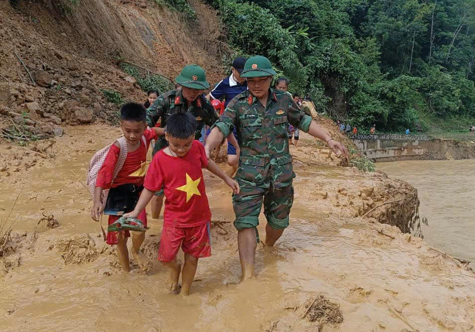 Đường bị đất đá vùi lấp nên các phương tiện ô tô, xe máy không thể đi qua. Sau khi trời tạnh mưa, lực lượng chức năng đã canh gác hai đầu để hỗ trợ người dân lội bộ qua các đoạn đường sạt lở.
