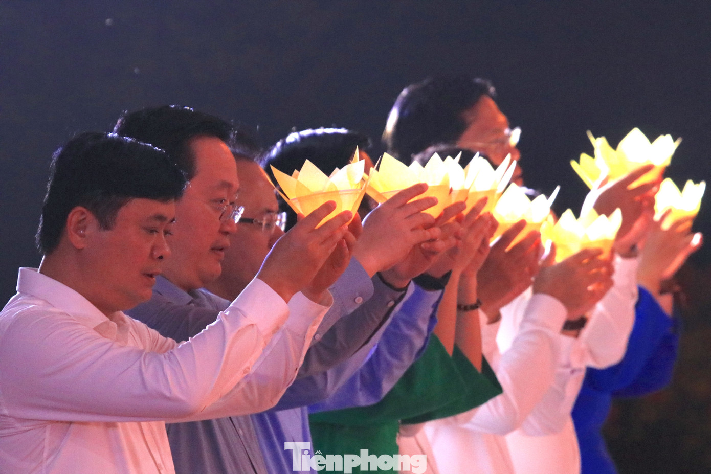 Lãnh đạo tỉnh và các đại biểu thành kính dâng hoa đăng tưởng niệm các anh hùng, liệt sỹ hy sinh tại Truông Bồn.