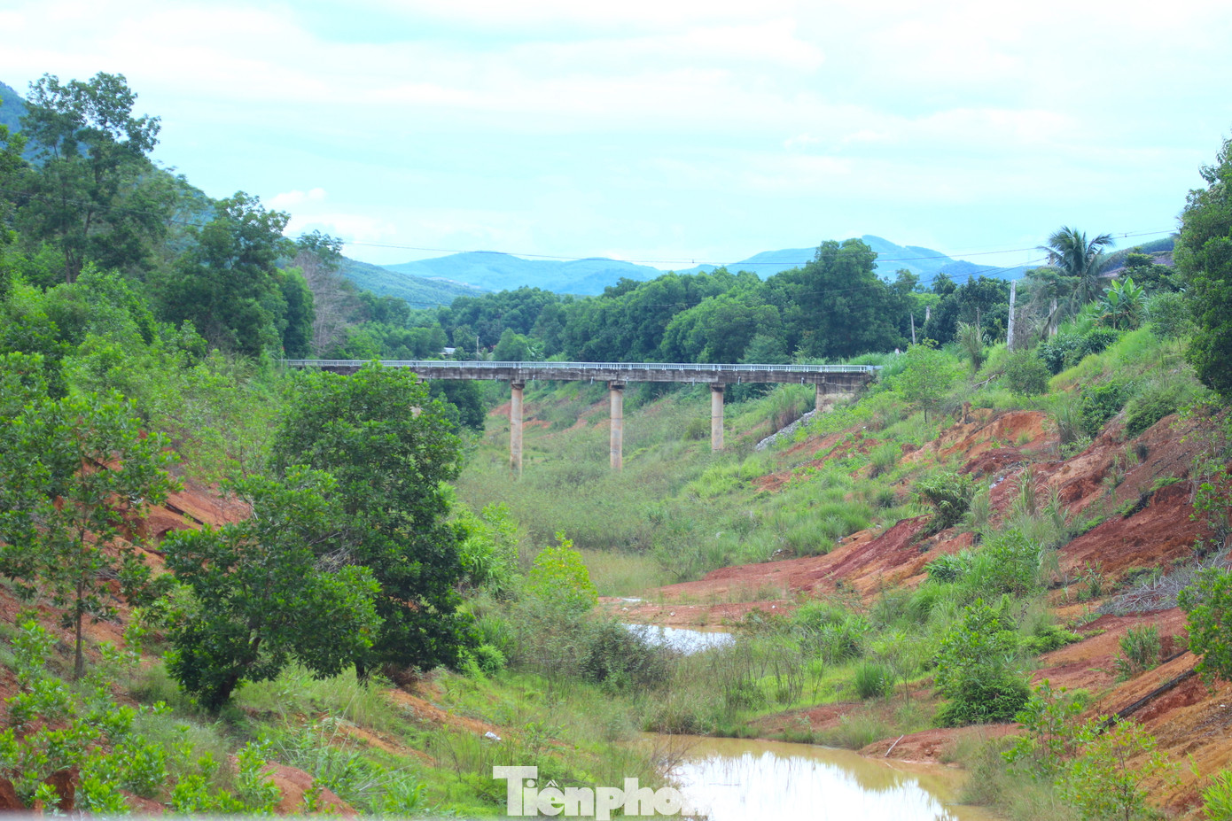 Ông Nguyễn Đình Hưng cho biết, nguyên nhân sạt lở do lòng và mái kênh được đắp bằng đất nên nước đã làm xói mòn dẫn đến sạt lở. Nói về việc kênh hư hỏng trong thời gian dài nhưng chưa sửa chữa, ông Hưng lý giải vì do thiếu vốn để thực hiện hoàn chỉnh dự án nên nhà thầu cũng chưa tiến hành sửa chữa. Khi có vốn thực hiện, phía đơn vị sẽ yêu cầu nhà thầu khắc phục những vị trí hư hỏng và hoàn thành các hạng mục còn lại theo thiết kế.