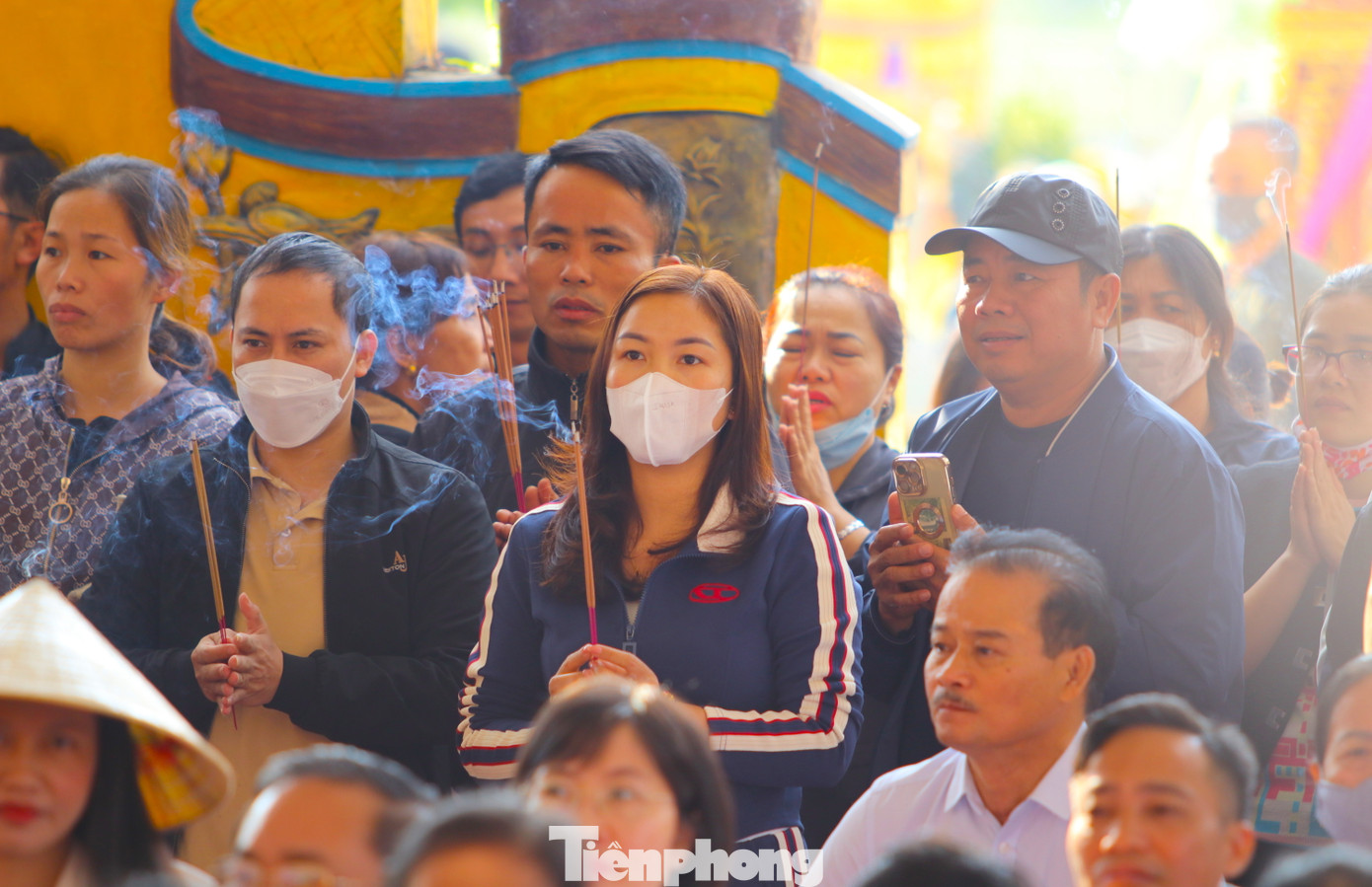 Du khách về thắp hương đông khiến lư hương rực cháy.