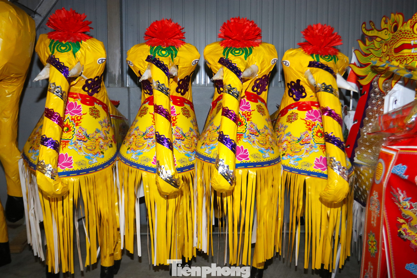 Những chú ngựa, voi giấy hoàn chỉnh được xếp ngay ngắn. Mỗi con ngựa, voi lớn được bán với giá 400.000 đồng. Những con nhỏ hơn có giá 200.000 đồng. Những chú ngựa, voi giấy hoàn chỉnh được xếp ngay ngắn. Mỗi con ngựa, voi lớn được bán với giá 400.000 đồng. Những con nhỏ hơn có giá 200.000 đồng.