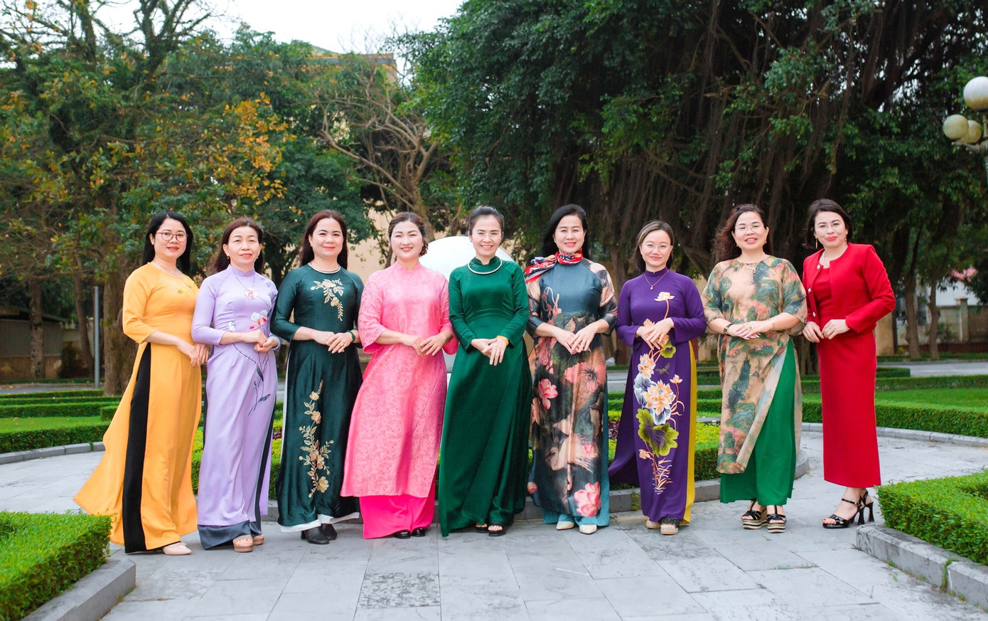 Thường trực Nhóm Nữ Đại biểu Quốc hội và Hội đồng Nhân dân tỉnh Nghệ An thướt tha tà áo dài truyền thống.
