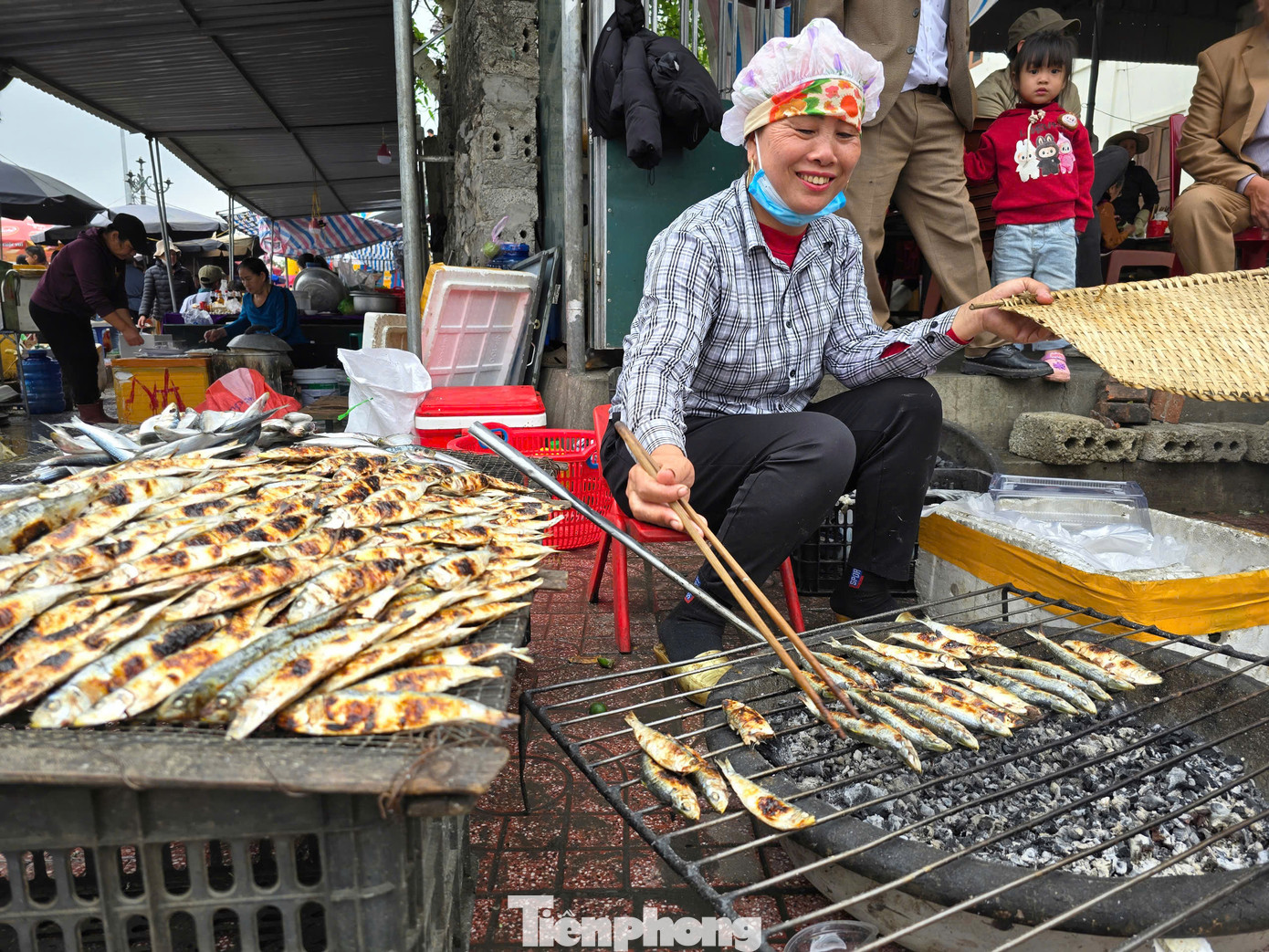 Xung quanh Đền Cờn có hàng chục quán, sạp nướng cá trích.