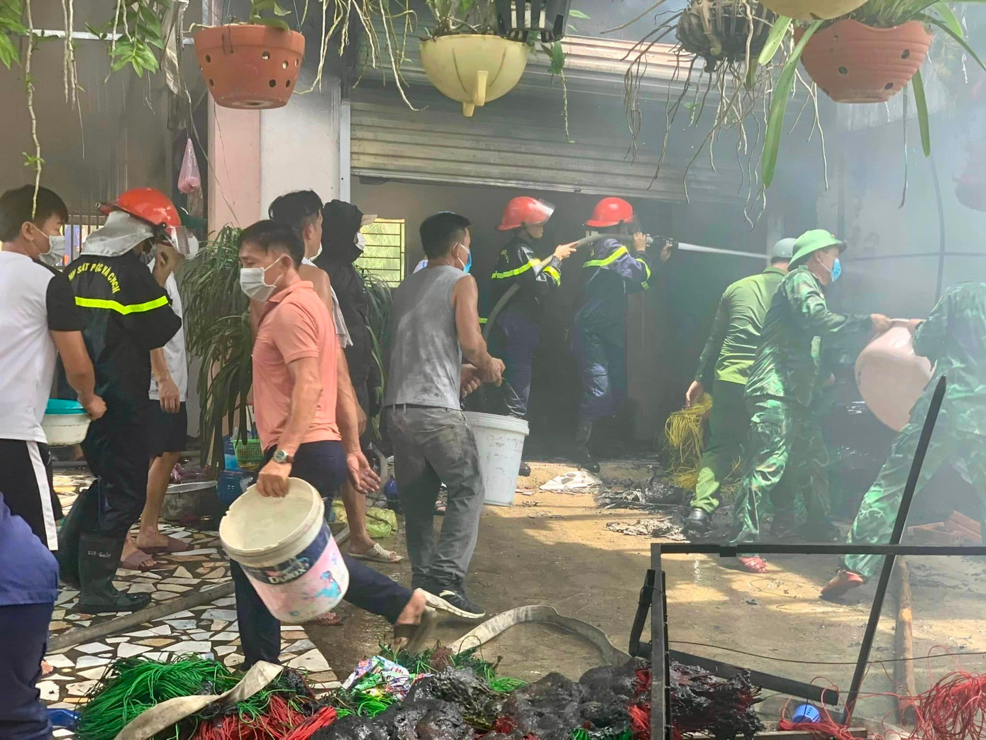 Phát hiện vụ cháy, cán bộ chiến sĩ bộ đội đồn biên phòng Quỳnh Phương đã lập tức đến phối hợp với cảnh sát chữa cháy và người dân dập lửa.