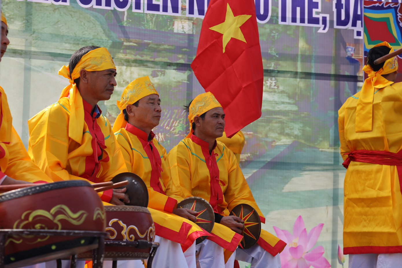 Ngoài ra còn có các thành viên phụ trách trống con, chiêng, nao bạt.