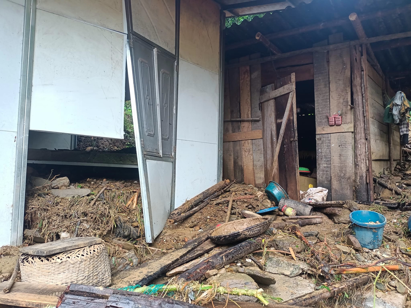 Mưa lũ đêm 30/9, đã khiến căn nhà tình nghĩa của ông Lương Văn Cẩm (trú bản Hồng Tiến, xã Chiêu Lưu) bị ảnh hưởng nặng nề buộc phải tháo dỡ, di dời đi chỗ khác.