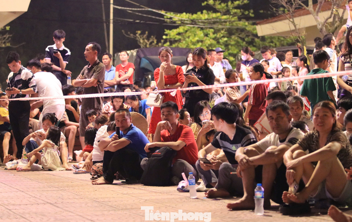 Du khách ngồi chờ xem chương trình nghệ thuật và màn bắn pháo hoa tầm cao đặc biệt.