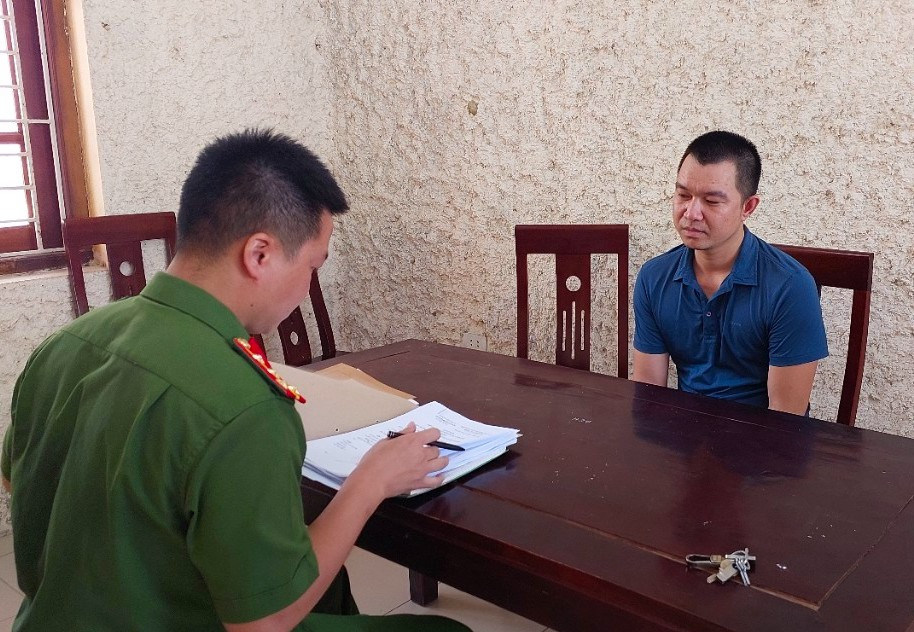 Đối tượng Trần Văn Quang cầm đầu ổ nhóm cá độ bóng đá ở huyện Nam Đàn. Đối tượng Trần Văn Quang cầm đầu ổ nhóm cá độ bóng đá ở huyện Nam Đàn.