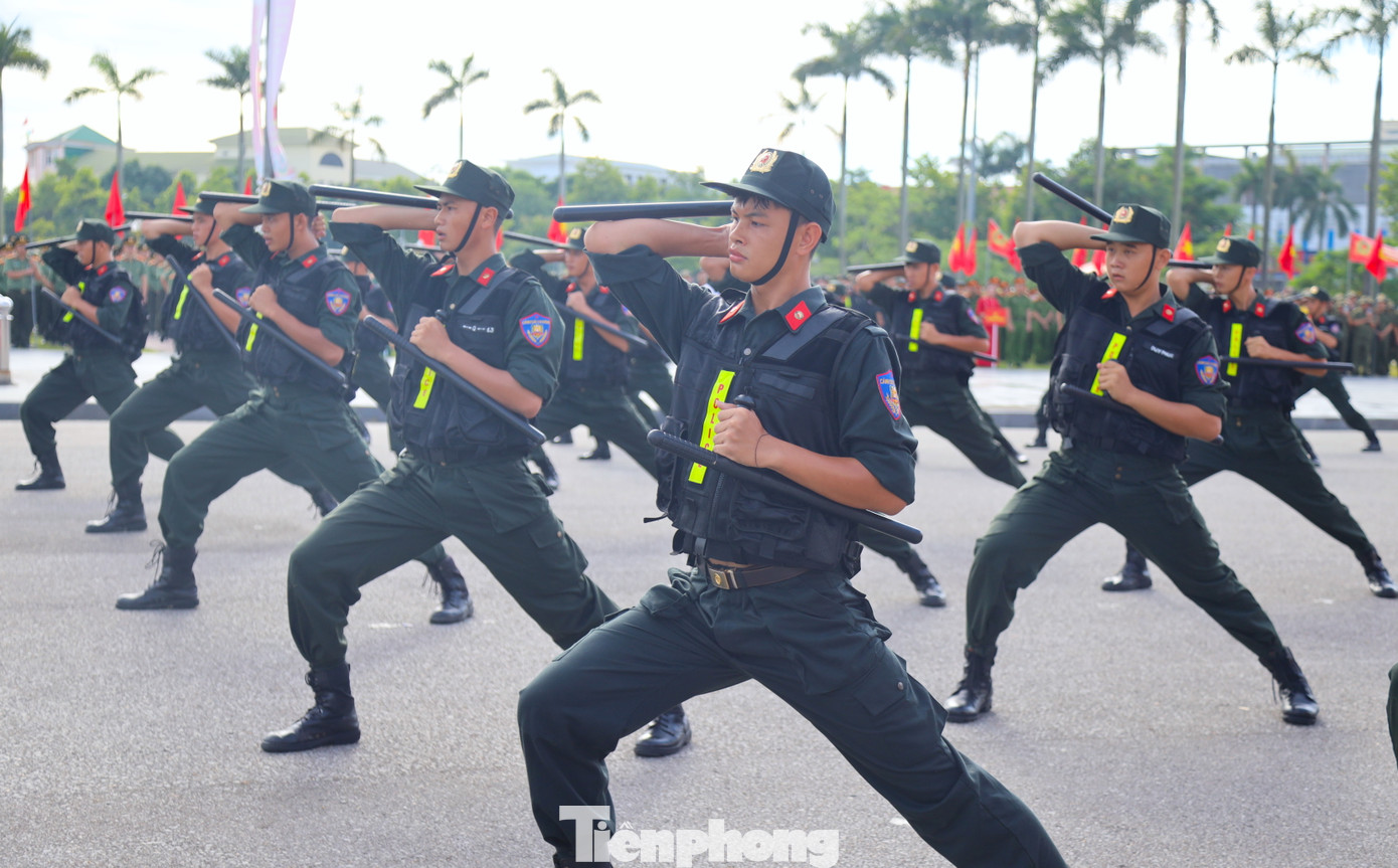 Lực lượng Cảnh sát cơ động biểu diễn võ thuật và biểu diễn các tình huống bắn súng tại buổi lễ. Lực lượng Cảnh sát cơ động biểu diễn võ thuật và biểu diễn các tình huống bắn súng tại buổi lễ.