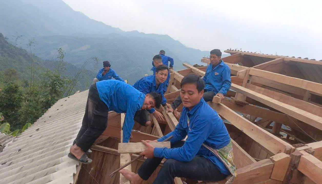 Các đoàn viên thanh niên trên địa bàn huyện Kỳ Sơn hỗ trợ từ việc vác cột nhà, vật liệu đến việc dựng nhà, lớp mái. Các đoàn viên thanh niên trên địa bàn huyện Kỳ Sơn hỗ trợ từ việc vác cột nhà, vật liệu đến việc dựng nhà, lớp mái.