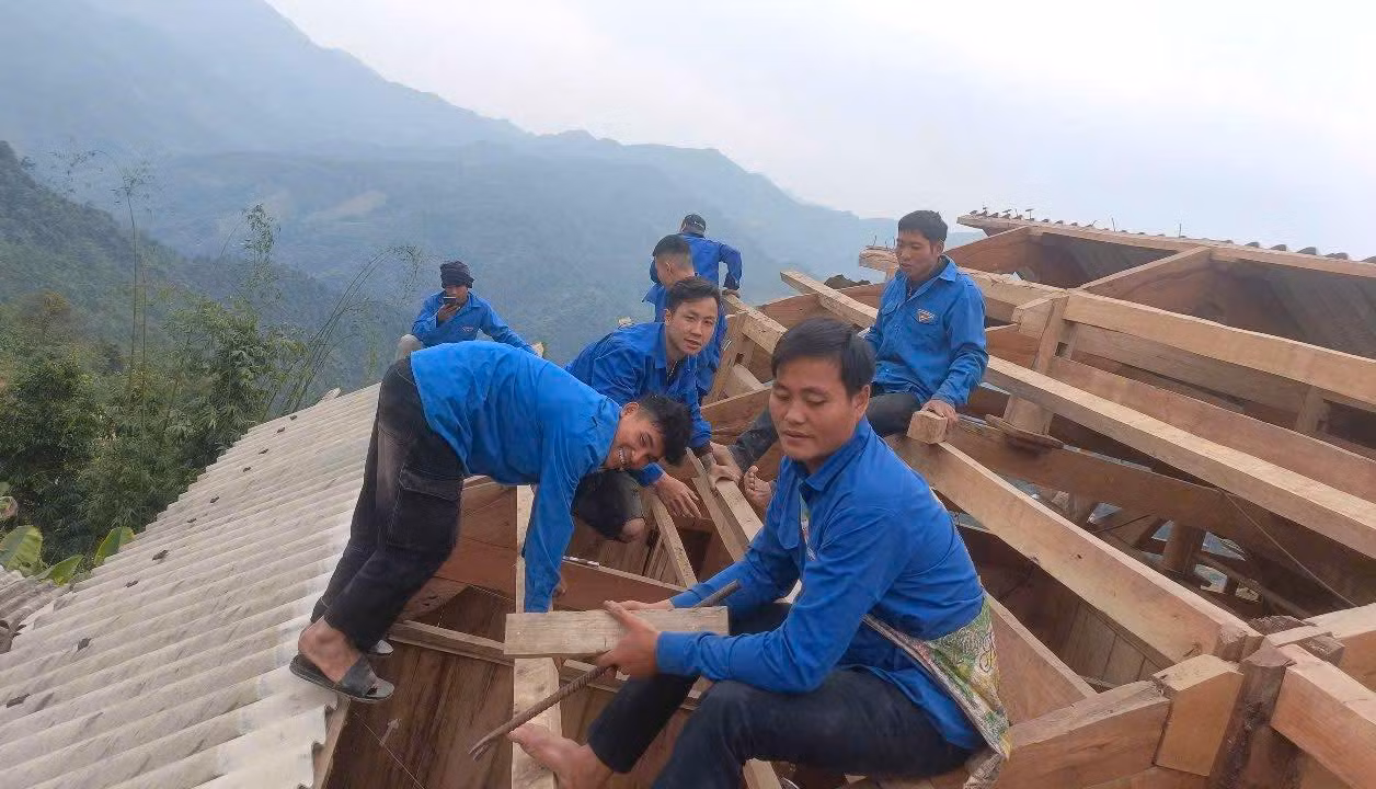 Các đoàn viên thanh niên trên địa bàn huyện Kỳ Sơn hỗ trợ từ việc vác cột nhà, vật liệu đến việc dựng nhà, lớp mái.