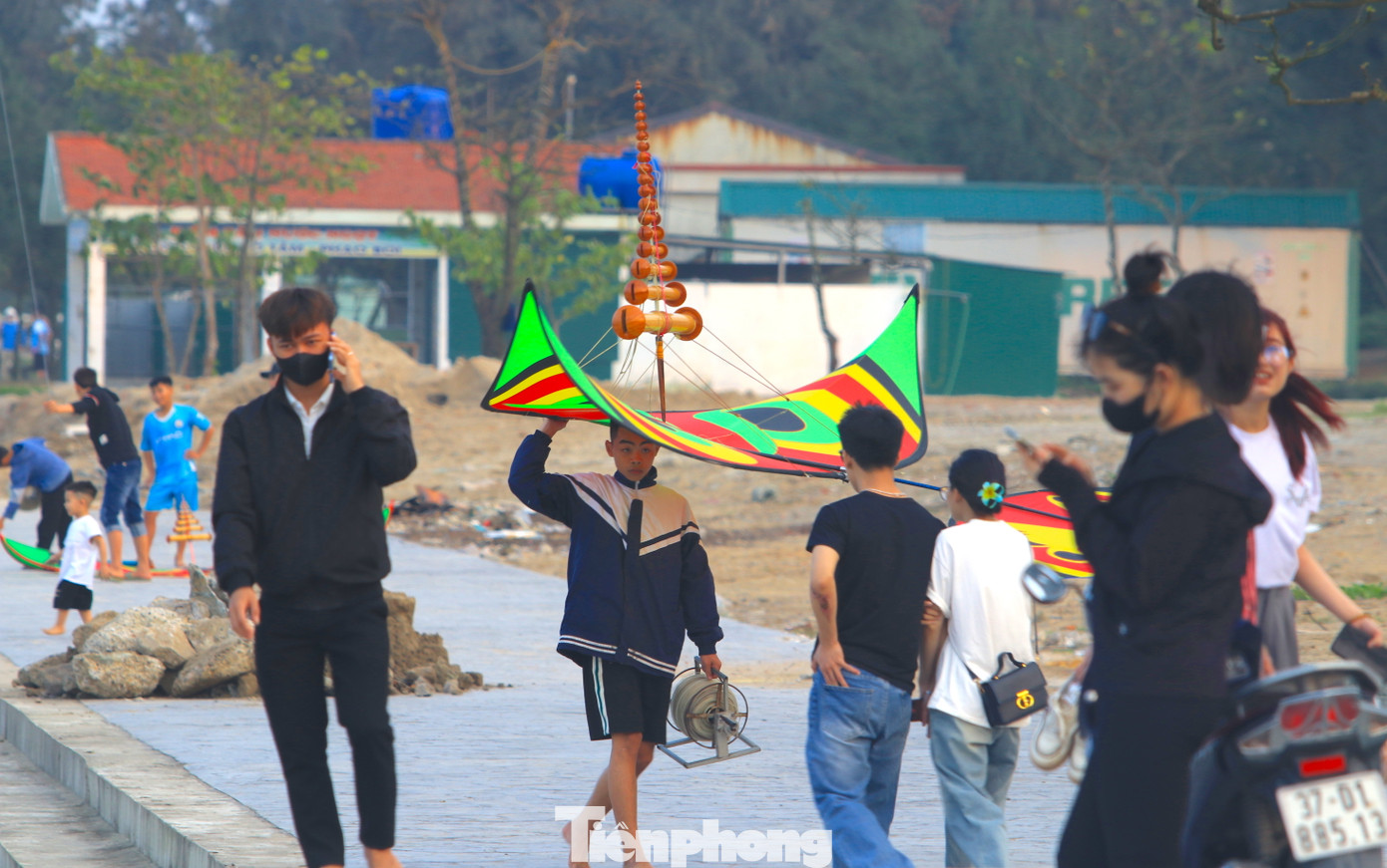 Tại khu vực thả diều sáo luôn thu hút sự quan tâm của người dân và du khách khi về với biển.