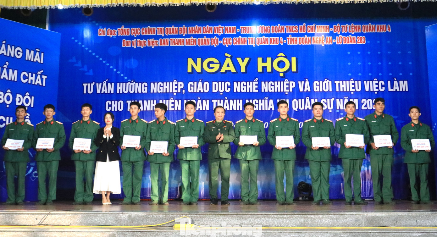 Trao tặng 15 suất học bổng trao tặng cho các chiến sĩ vượt lên hoàn cảnh khó khăn, hoàn thành xuất sắc nhiệm vụ. Trao tặng 15 suất học bổng trao tặng cho các chiến sĩ vượt lên hoàn cảnh khó khăn, hoàn thành xuất sắc nhiệm vụ.
