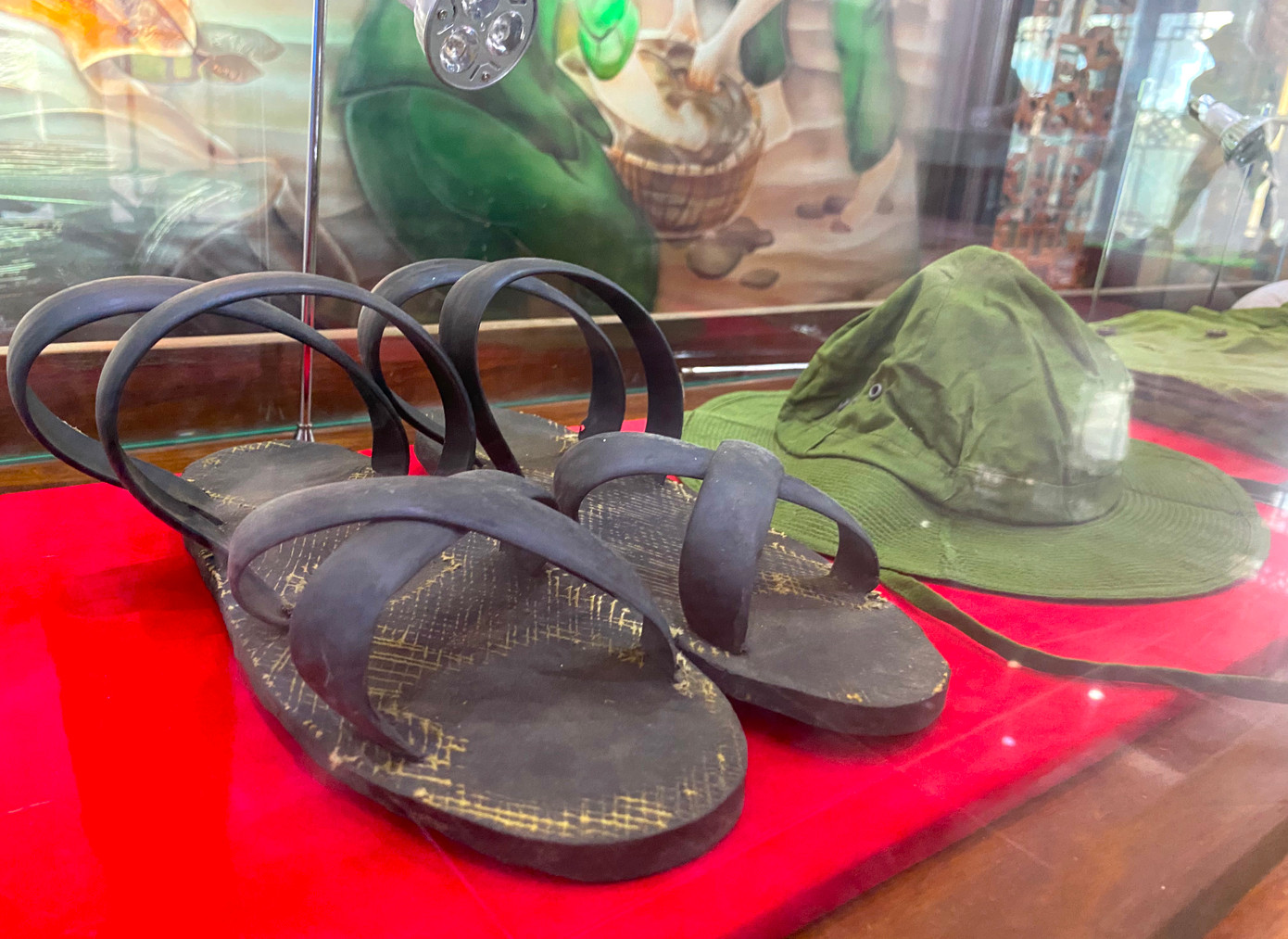 Đôi dép, chiếc mũ, cặp lồng... Đôi dép, chiếc mũ, cặp lồng...