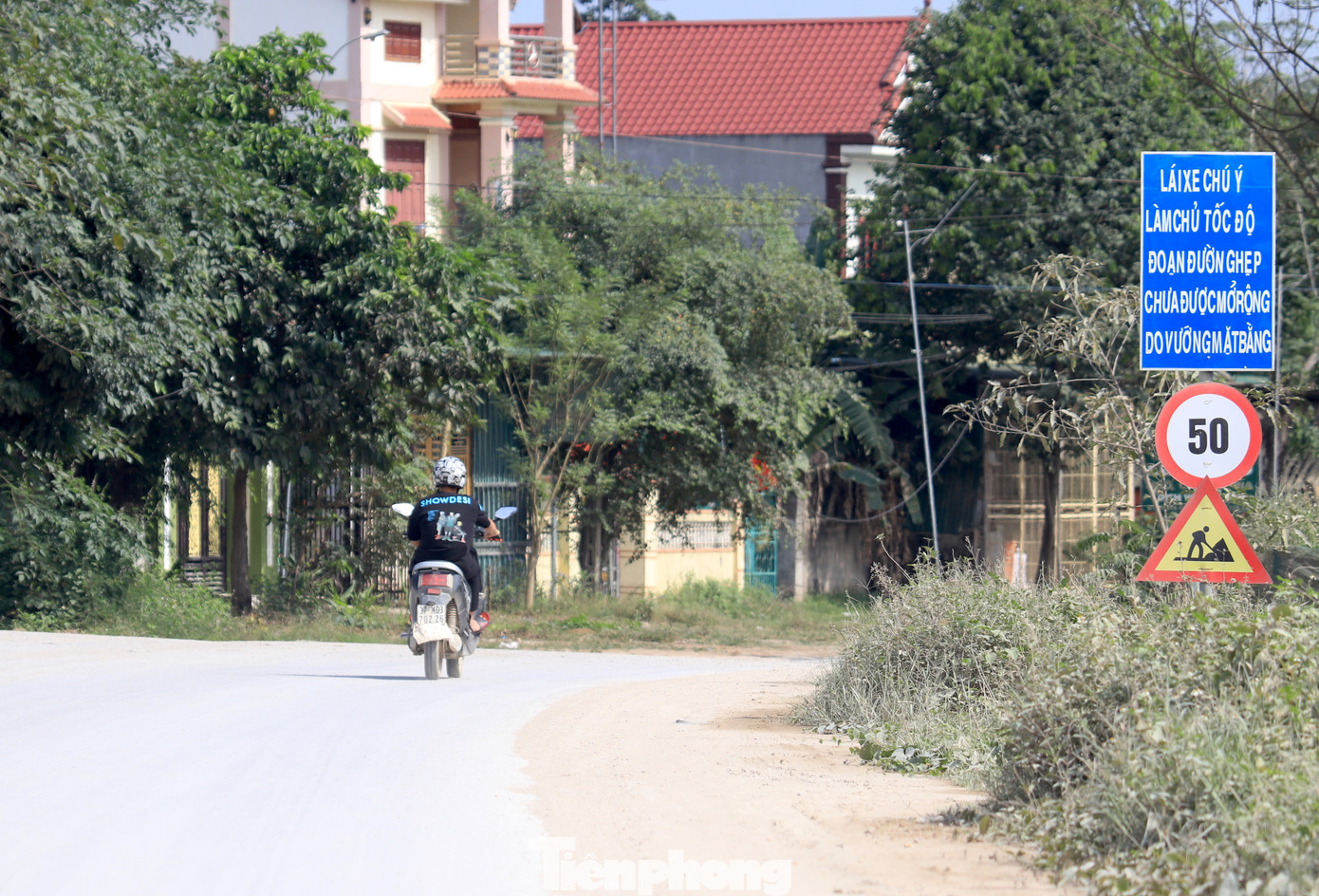 Tại các điểm chưa giải phóng mặt bằng, đơn vị thi công cắm các biển hạn chế tốc độ và cảnh báo các phương tiện.