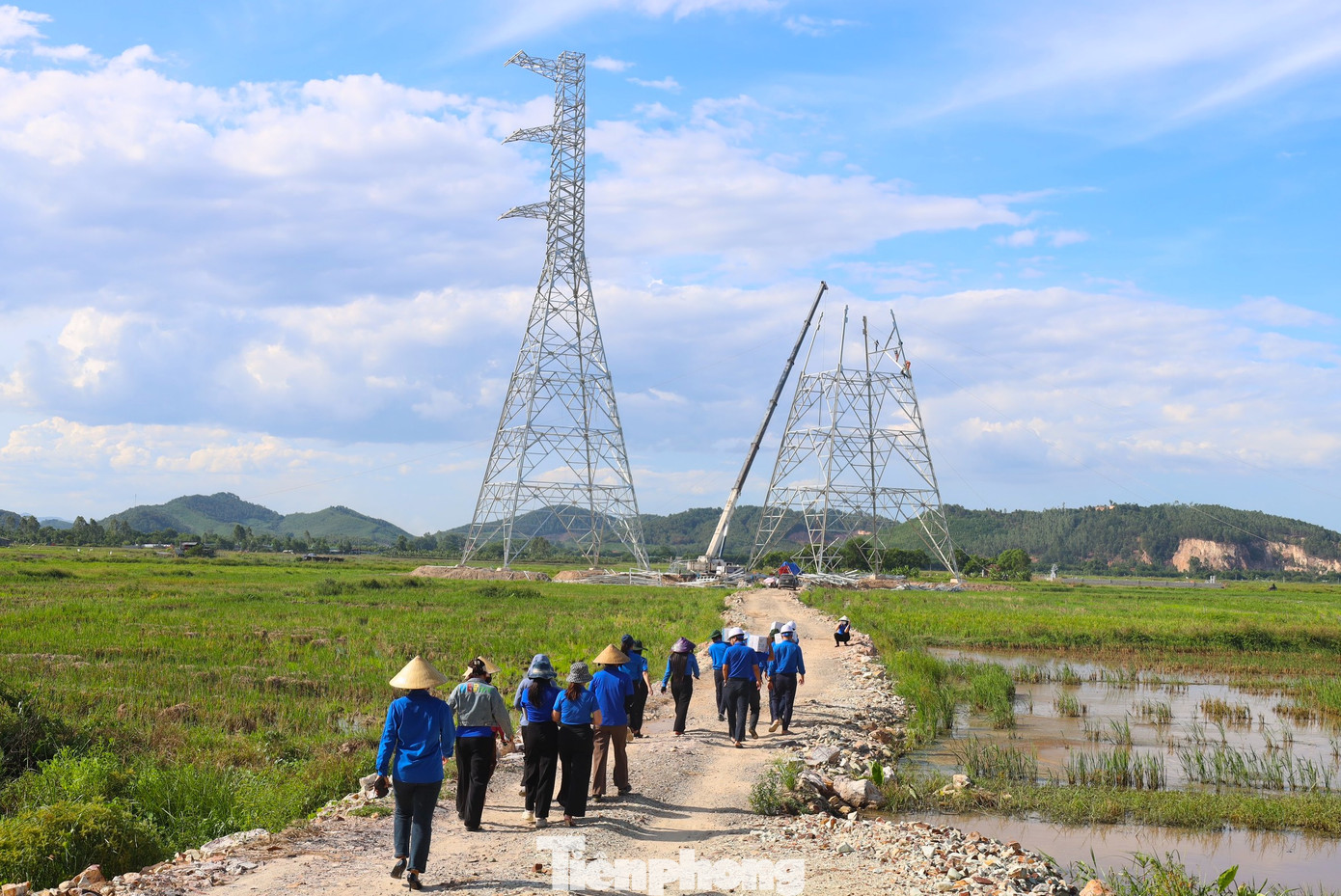 Ngày 4/6, chị Nguyễn Thị Phương Thúy - Phó Bí thư Thường trực Tỉnh Đoàn Nghệ An cùng đại diện các Ban Tỉnh Đoàn đã đến thăm hỏi, động viên và tặng quà tiếp sức cho lực lượng cán bộ, công nhân đang thi công công trình đường điện 500kV mạch 3 trên địa bàn tỉnh Nghệ An.