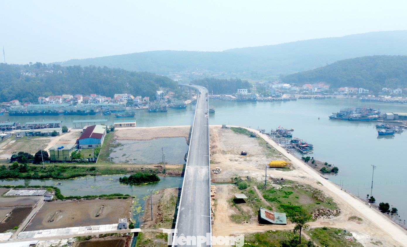 Trong đợt kiểm tra toàn tuyến mới đây, ông Hoàng Phú Hiền - Phó Chủ tịch UBND tỉnh Nghệ An - yêu cầu các địa phương cần tập trung quyết liệt triển khai đồng bộ các phương án, giải pháp xử lý dứt điểm các khó khăn, vướng mắc để đẩy nhanh tiến độ giải phóng mặt bằng, nhằm bàn giao dứt điểm cho nhà thầu thi công dự án.