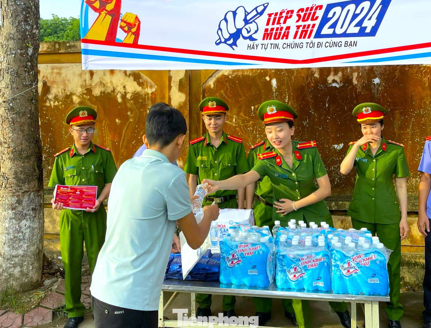 Cán bộ Công an huyện Tân Kỳ (Nghệ An) lập nhiều điểm tiếp nước cho thí sinh và phụ huynh.