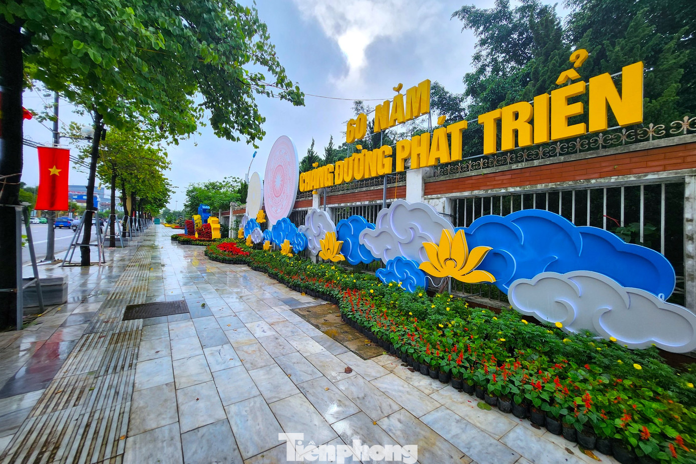 Những công trình, biểu ngữ đẹp mắt được dựng lên để chào mừng kỷ niệm 60 năm thành lập thành phố.