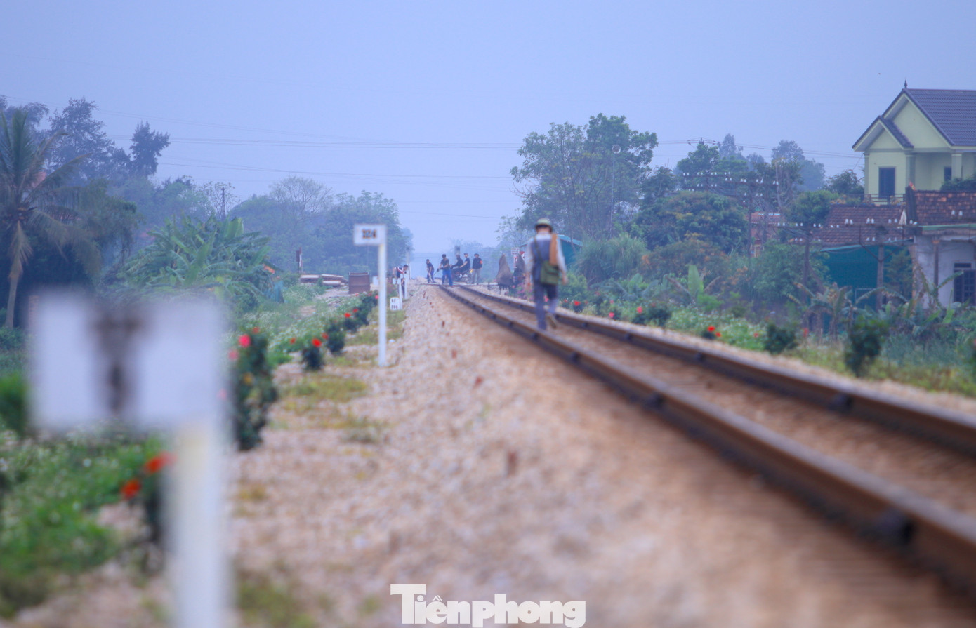 Để đảm bảo an toàn, Công an tỉnh Nghệ An đề xuất UBND tỉnh chỉ đạo Ban An toàn giao thông tỉnh, các sở, ban ngành và UBND cấp huyện liên quan thực hiện phương án đảm bảo an toàn cho người dân khi đi qua như: thu hẹp khoảng cách lối đi tự mở; lắp đặt đầy đủ biển báo, gờ giảm tốc; làm êm thuận mặt đường; bố trí phương án cảnh giới, chốt gác.