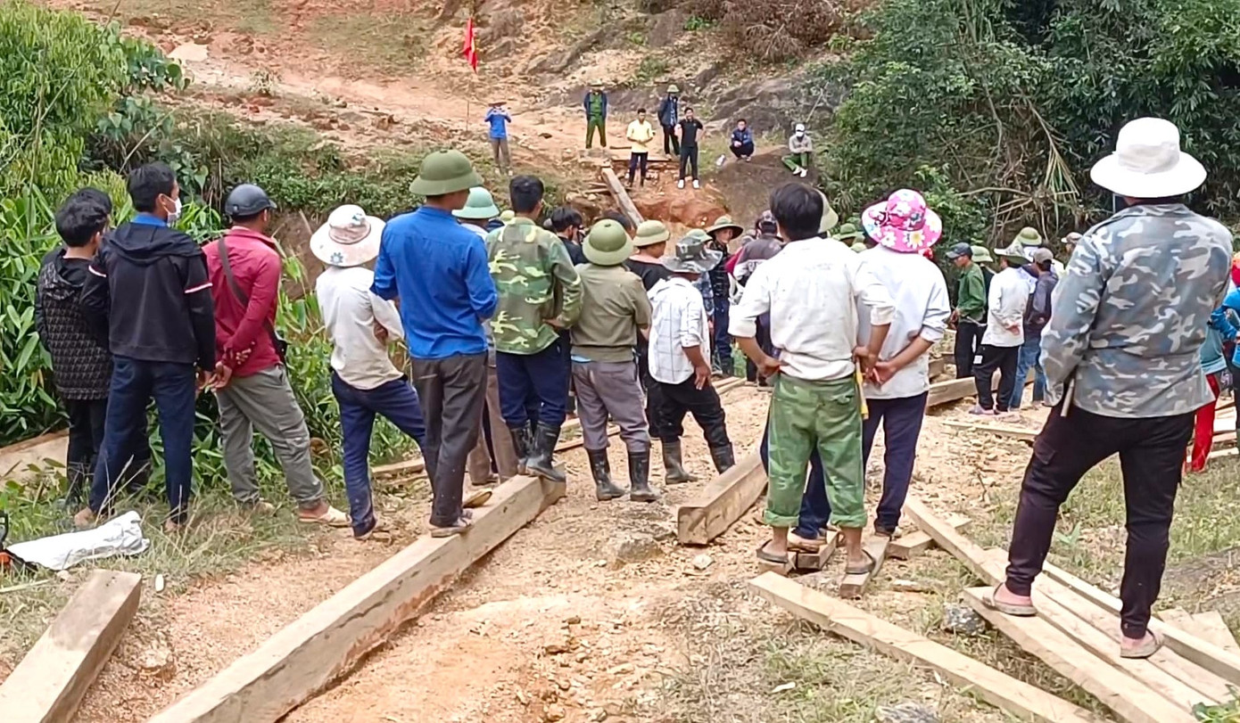 Trước tình thế này, chính quyền xã Tri Lễ đã kêu gọi các tổ chức xã hội cùng Đồn Biên phòng Tri Lễ góp công sức dựng lại một cây cầu bằng gỗ tạm cho bà con dân bản đi lại. Trước tình thế này, chính quyền xã Tri Lễ đã kêu gọi các tổ chức xã hội cùng Đồn Biên phòng Tri Lễ góp công sức dựng lại một cây cầu bằng gỗ tạm cho bà con dân bản đi lại.