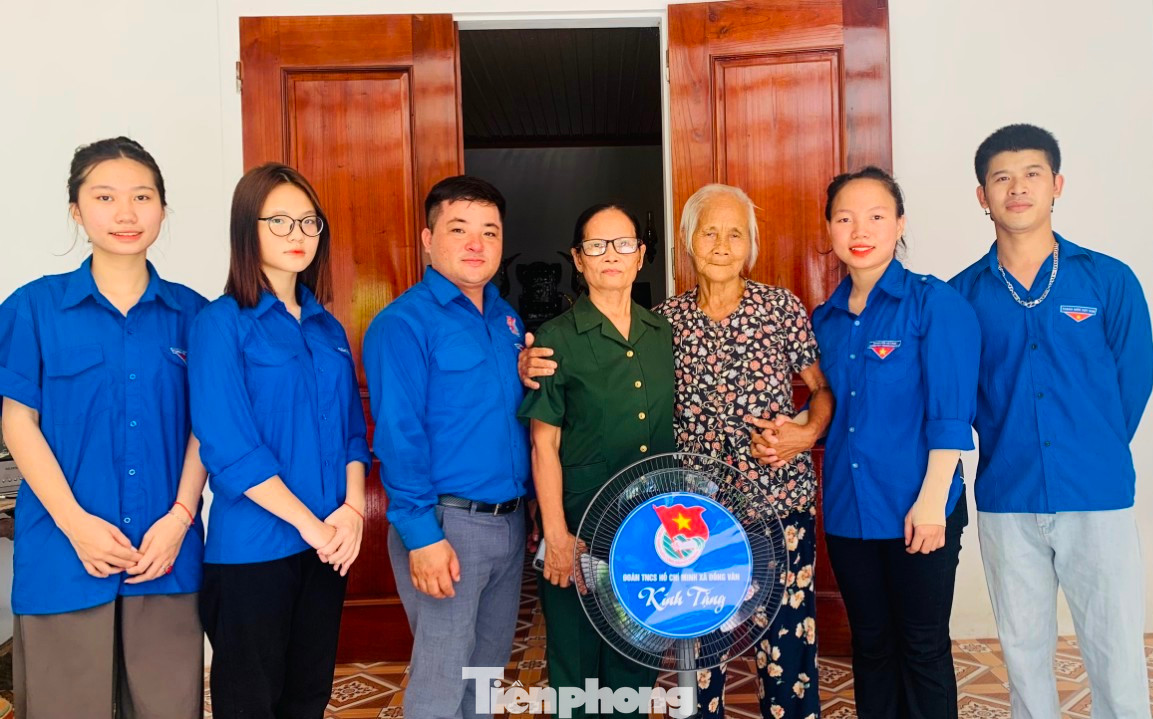 Các đoàn viên huyện Thanh Chương thăm, tặng quà gia đình cựu TNXP Dương Thị Lệ (trú xóm 5, xã Thanh Tùng) và Dương Thị Thanh (trú xóm 1, xã Thanh Tùng); gia đình cựu TNXP Nguyễn Thị Sự (vợ liệt sĩ; trú xã Thanh Giang) thường xuyên đau ốm; cựu TNXP Nguyễn Thị Lý (trú xóm Tiên Quánh, xã Đồng Văn).