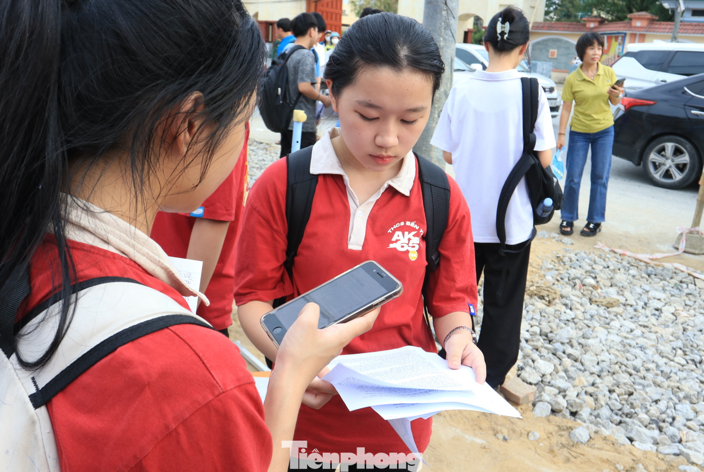 Trong khi nhiều em in tài liệu ra để đọc thì một số em lại để trên điện thoại rồi mở ra để đọc lại cho tiện.