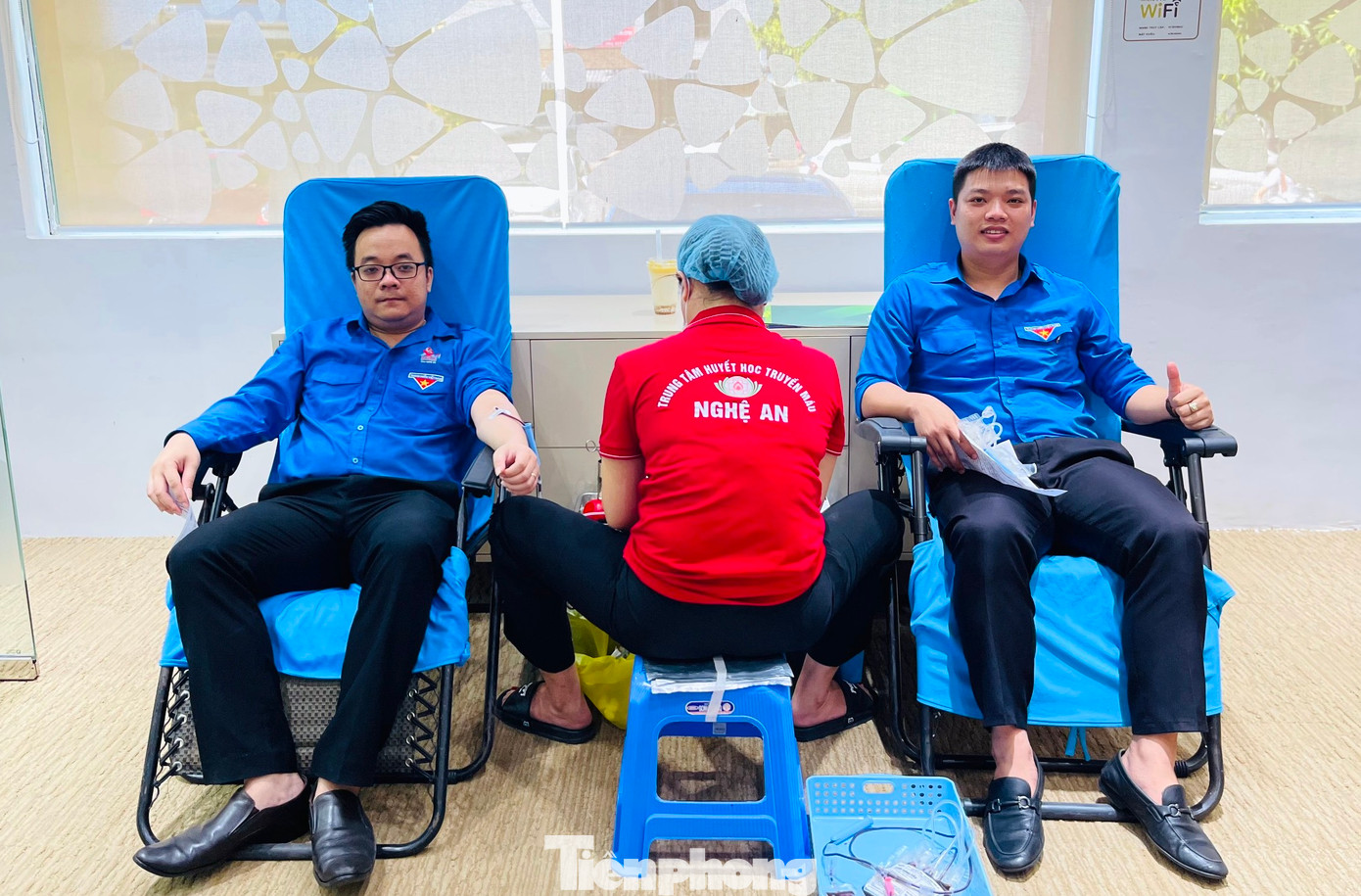 Ông Ngô Đình Viện - Phó Bí thư Đảng ủy Khối Doanh nghiệp tỉnh cùng anh Nguyễn Bá Tuấn Anh - Bí thư Đoàn Khối Doanh nghiệp tỉnh và anh Trần Minh Hạnh - Ủy viên Ban Thường vụ Đoàn Khối Doanh nghiệp tỉnh Nghệ An tham gia hiến máu tại ngày hội. Ông Ngô Đình Viện - Phó Bí thư Đảng ủy Khối Doanh nghiệp tỉnh cùng anh Nguyễn Bá Tuấn Anh - Bí thư Đoàn Khối Doanh nghiệp tỉnh và anh Trần Minh Hạnh - Ủy viên Ban Thường vụ Đoàn Khối Doanh nghiệp tỉnh Nghệ An tham gia hiến máu tại ngày hội.