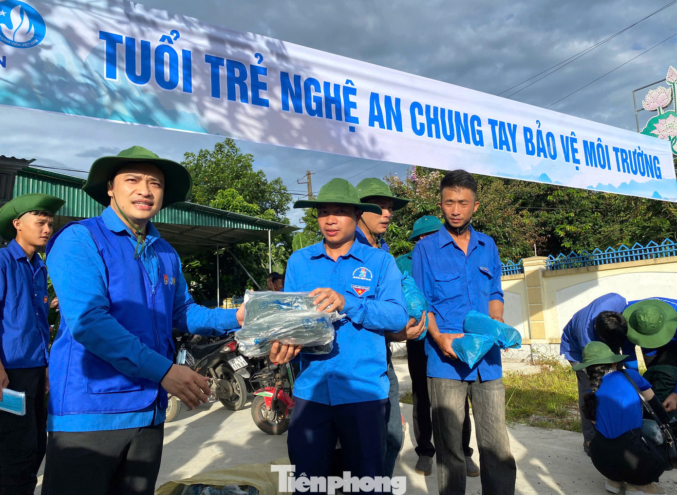 Các lực lượng chức năng, đoàn viên thanh niên nhận đồ bảo hộ, dụng cụ để triển khai dọn vệ sinh lòng khe suối.