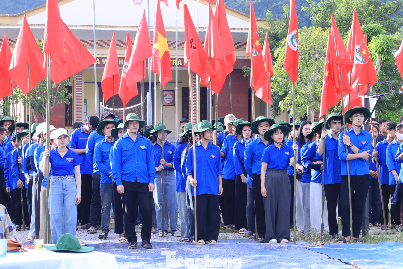 Chương trình có sự tham gia của hơn 200 đoàn viên thanh niên đến từ cơ quan Tỉnh Đoàn Nghệ An; Công an tỉnh; đoàn viên thanh niên các xã trên địa bàn huyện Con Cuông; lực lượng dân quân tự vệ cùng đông đảo nhân dân địa phương.