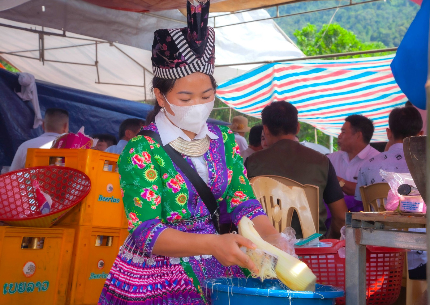 Những cô gái Mông chế biến món ăn ngay tại quầy thực phẩm trong chợ để phục vụ du khách. Những cô gái Mông chế biến món ăn ngay tại quầy thực phẩm trong chợ để phục vụ du khách.