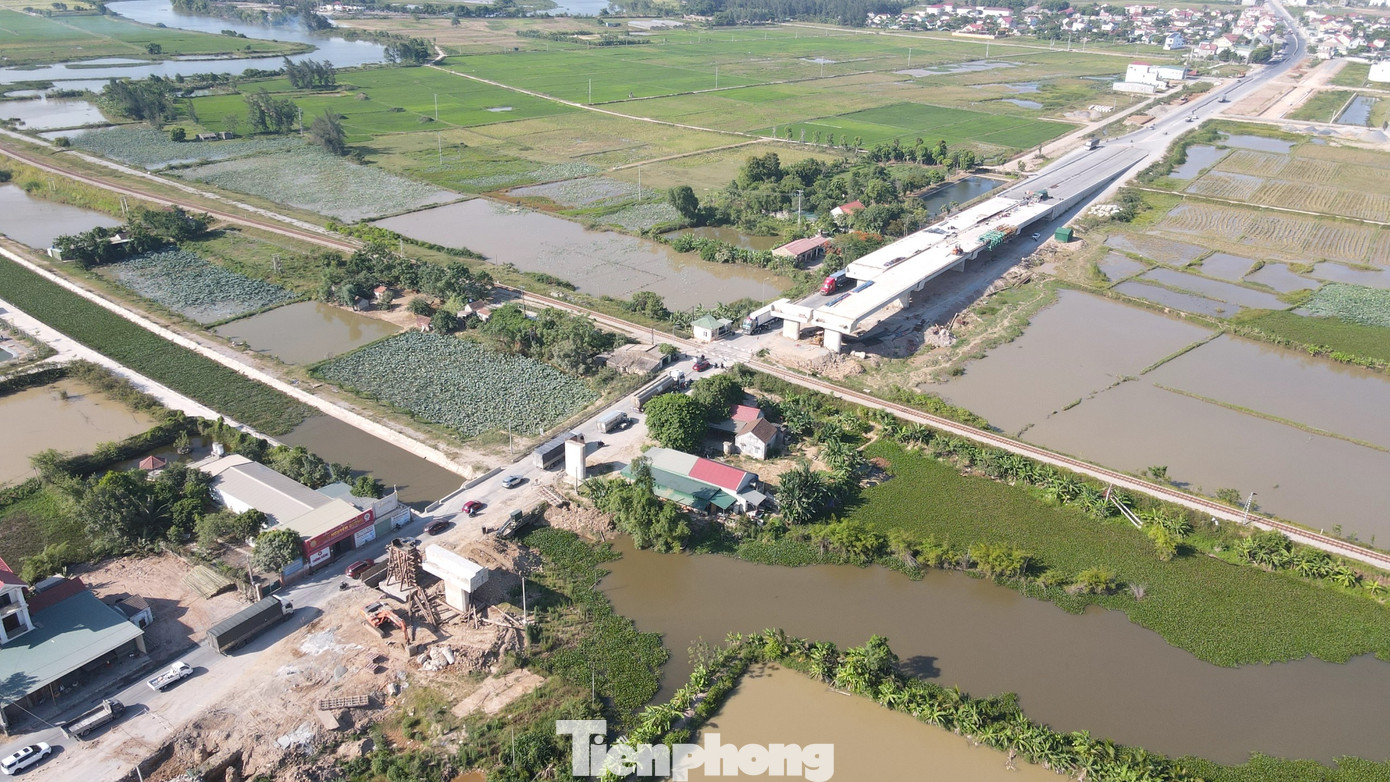 Sau gần 2 năm thi công, dự án vẫn còn vướng mặt bằng. Trong ảnh cầu vượt đường sắt xã Diễn Phúc (Diễn Châu, Nghệ An) chưa thể thi công phía Tây cầu vì vướng mặt bằng nhà dân.