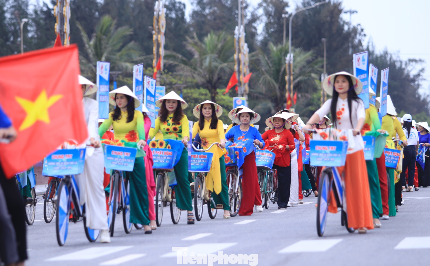 Các hội, đoàn thể tham gia trình diễn áo dài Hoa cúc biển.