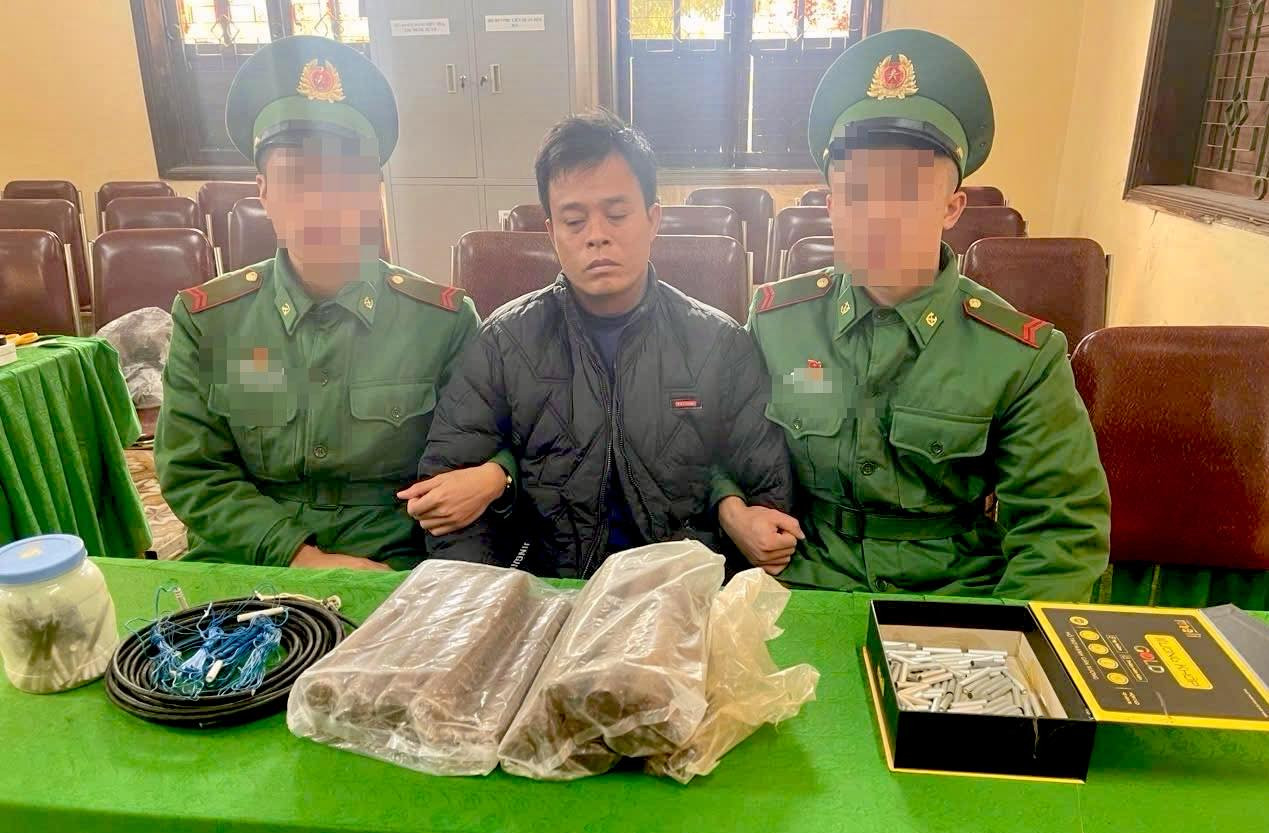 Đối tượng Lê Bá Dướng tại cơ quan chức năng cùng tang vật. (Ảnh: Lê Thạch).