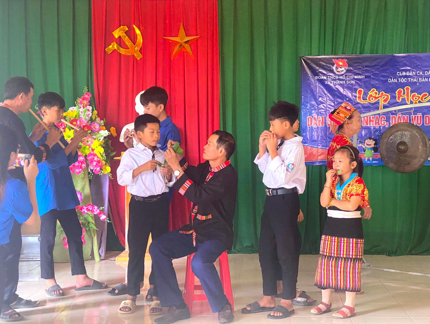 Mỗi lá cây, mỗi cách thổi sẽ cho ra những âm điệu, nhạc điệu khác nhau khiến các em nhỏ thích thú.