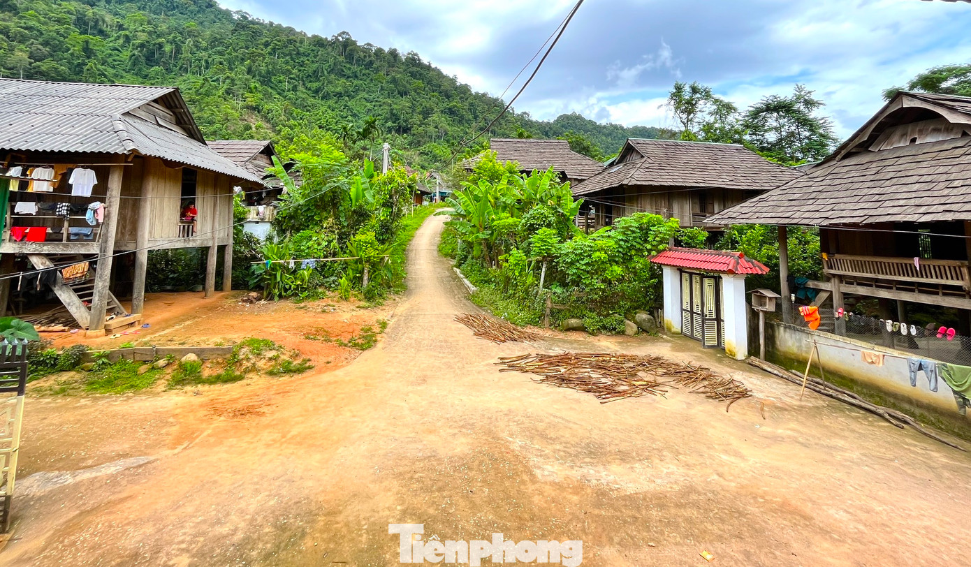 Ông Hà Văn Hùng (70 tuổi, sống trong làng Mường Đán) cho hay ông và những người cao tuổi trong làng không biết Mường Đán có từ khi nào. Từ nhỏ sinh ra và lớn lên, ông đã thấy làng có nhiều người. Trước đây, dân Mường Đán sống trong rừng gần như biệt lập với thế giới bên ngoài. Đường đi lại rất khó khăn, chủ yếu là đường mòn trong rừng.