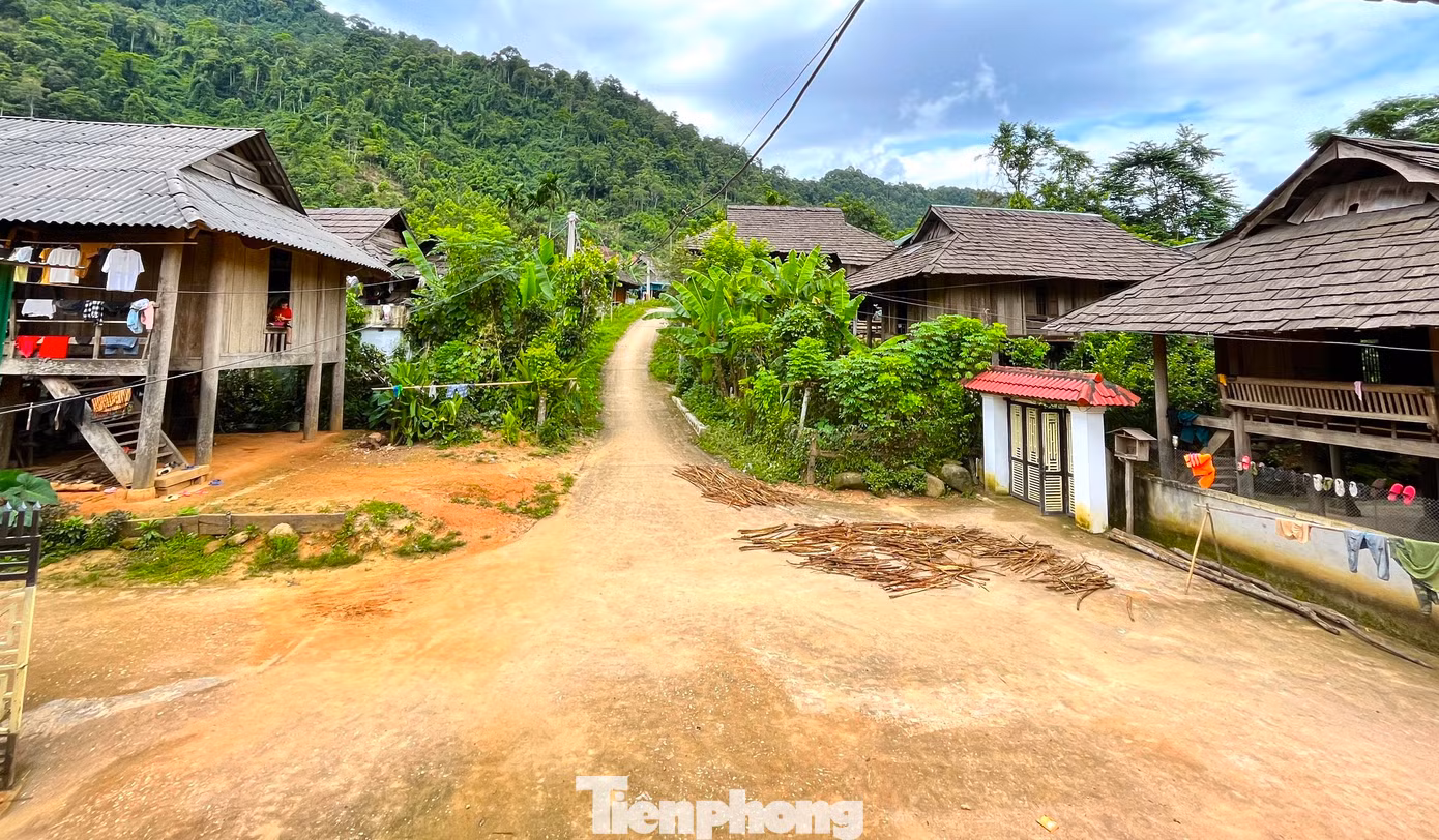 Ông Hà Văn Hùng (70 tuổi, sống trong làng Mường Đán) cho hay ông và những người cao tuổi trong làng không biết Mường Đán có từ khi nào. Từ nhỏ sinh ra và lớn lên, ông đã thấy làng có nhiều người. Trước đây, dân Mường Đán sống trong rừng gần như biệt lập với thế giới bên ngoài. Đường đi lại rất khó khăn, chủ yếu là đường mòn trong rừng.