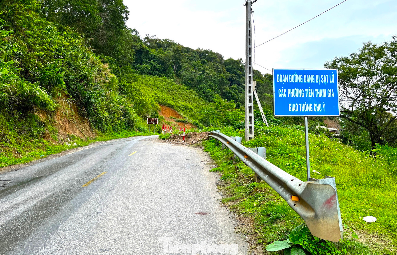 Ông Nguyễn Việt Phương - Trưởng văn phòng quản lý đường bộ II.2, Khu QLĐB II cho biết, để đảm bảo an toàn cho các phương tiện tham gia giao thông, đơn vị này đã khảo sát và dự kiến sẽ làm 18 điểm kè taluy âm trên quốc lộ 7. Ngoài ra, cơ quan chức năng sẽ đào đất, hạ tải đất đá trên các ngọn đồi có nguy cơ sạt lở xuống đường để đảm bảo an toàn. Ông Nguyễn Việt Phương - Trưởng văn phòng quản lý đường bộ II.2, Khu QLĐB II cho biết, để đảm bảo an toàn cho các phương tiện tham gia giao thông, đơn vị này đã khảo sát và dự kiến sẽ làm 18 điểm kè taluy âm trên quốc lộ 7. Ngoài ra, cơ quan chức năng sẽ đào đất, hạ tải đất đá trên các ngọn đồi có nguy cơ sạt lở xuống đường để đảm bảo an toàn.