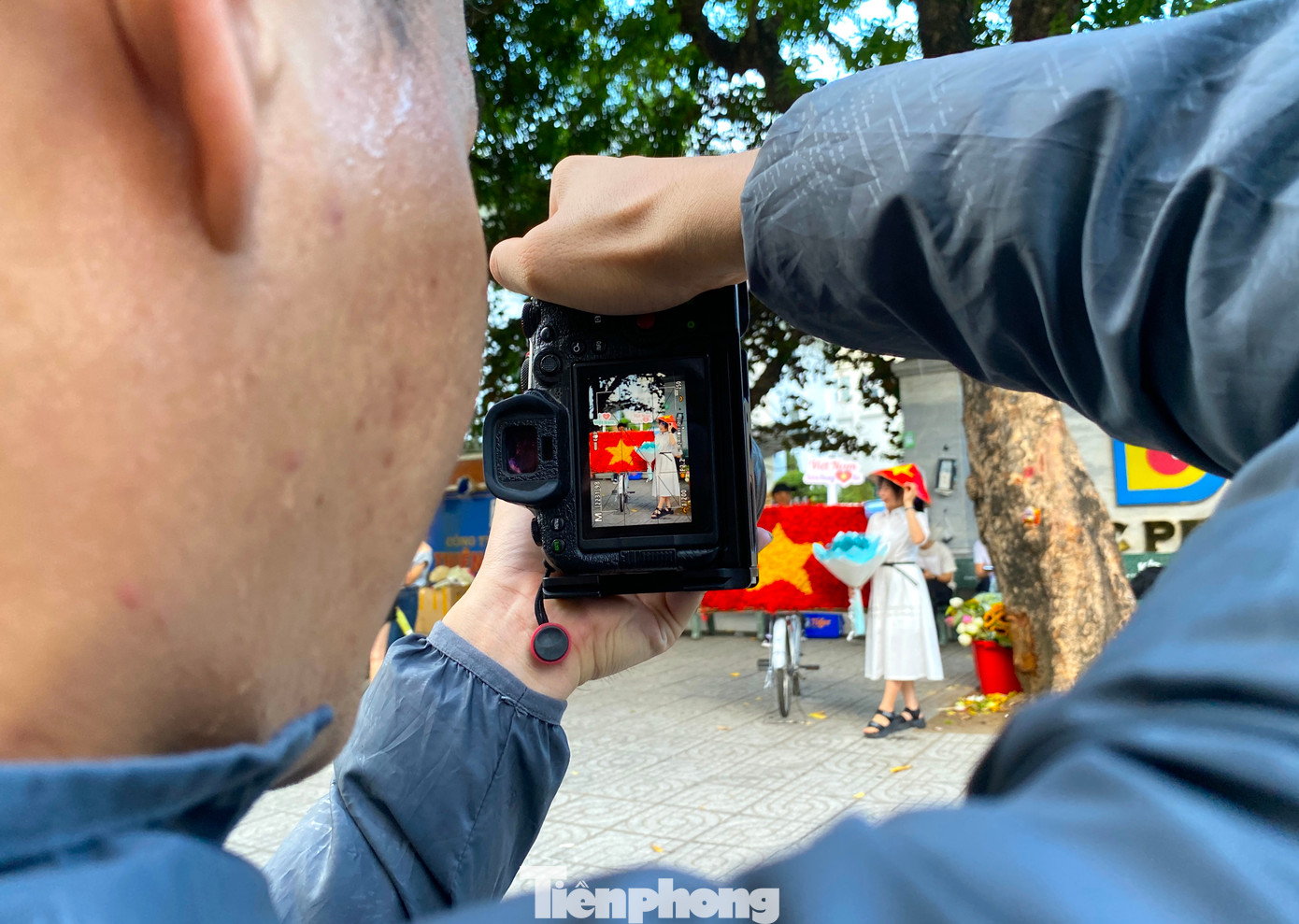 "Nói đơn giản nhưng cũng vất vả. Mình phải biết cách tạo dáng để khi chụp, khách lên hình được đẹp nhất. Khách hàng được chụp với tất cả các khung cảnh ở trên đường tùy khách chọn đến khi ưng ý mới thôi. Giá mỗi lần chụp hình là 200 nghìn đồng và lấy ảnh file mềm ngay sau khi chụp. Ngày mát trời còn đỡ, ngày nắng hơi vất vả, em phải sắm thêm áo điều hòa mặc cho mát để chụp cho khách", anh Đặng Minh Tuấn chia sẻ.