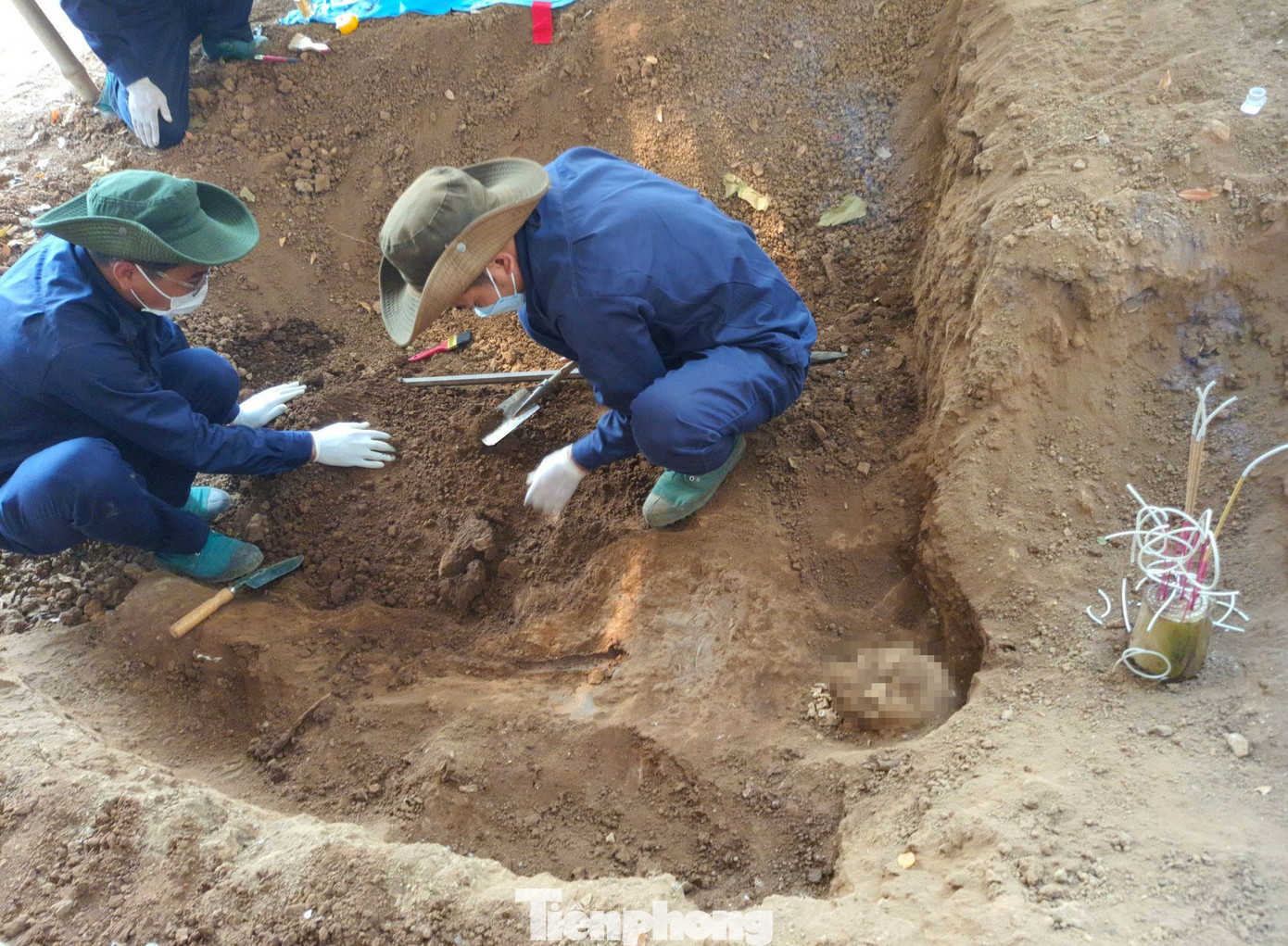 Mỗi khi tìm thấy phần mộ liệt sĩ, các cán bộ chiến sĩ Đội quy tập sẽ tập trung làm ngày làm đêm để hoàn tất và tiếp tục mở rộng tìm kiếm xung quanh. Mỗi khi tìm thấy phần mộ liệt sĩ, các cán bộ chiến sĩ Đội quy tập sẽ tập trung làm ngày làm đêm để hoàn tất và tiếp tục mở rộng tìm kiếm xung quanh.