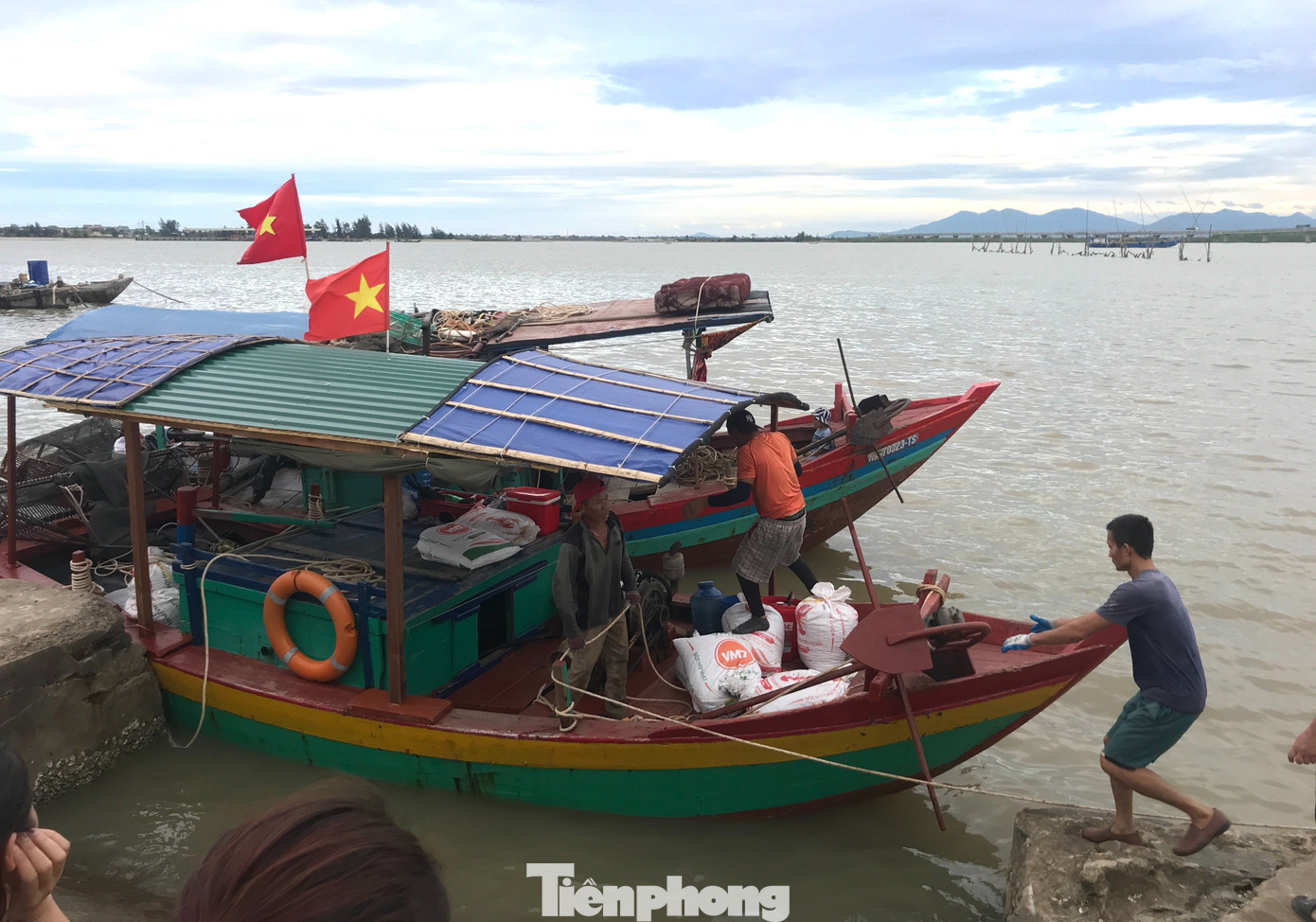 Sáng sớm, mỗi chiếc thuyền sẽ có 2 ngư dân với nhiều dụng cụ đánh bắt chuyên dụng di chuyển ra vùng cửa sông để bắt đầu đánh bắt chem chép đến tận tối mới cập bến. Mùa đánh bắt con chem chép thường vào những ngày hè nước cạn. Sáng sớm, mỗi chiếc thuyền sẽ có 2 ngư dân với nhiều dụng cụ đánh bắt chuyên dụng di chuyển ra vùng cửa sông để bắt đầu đánh bắt chem chép đến tận tối mới cập bến. Mùa đánh bắt con chem chép thường vào những ngày hè nước cạn.