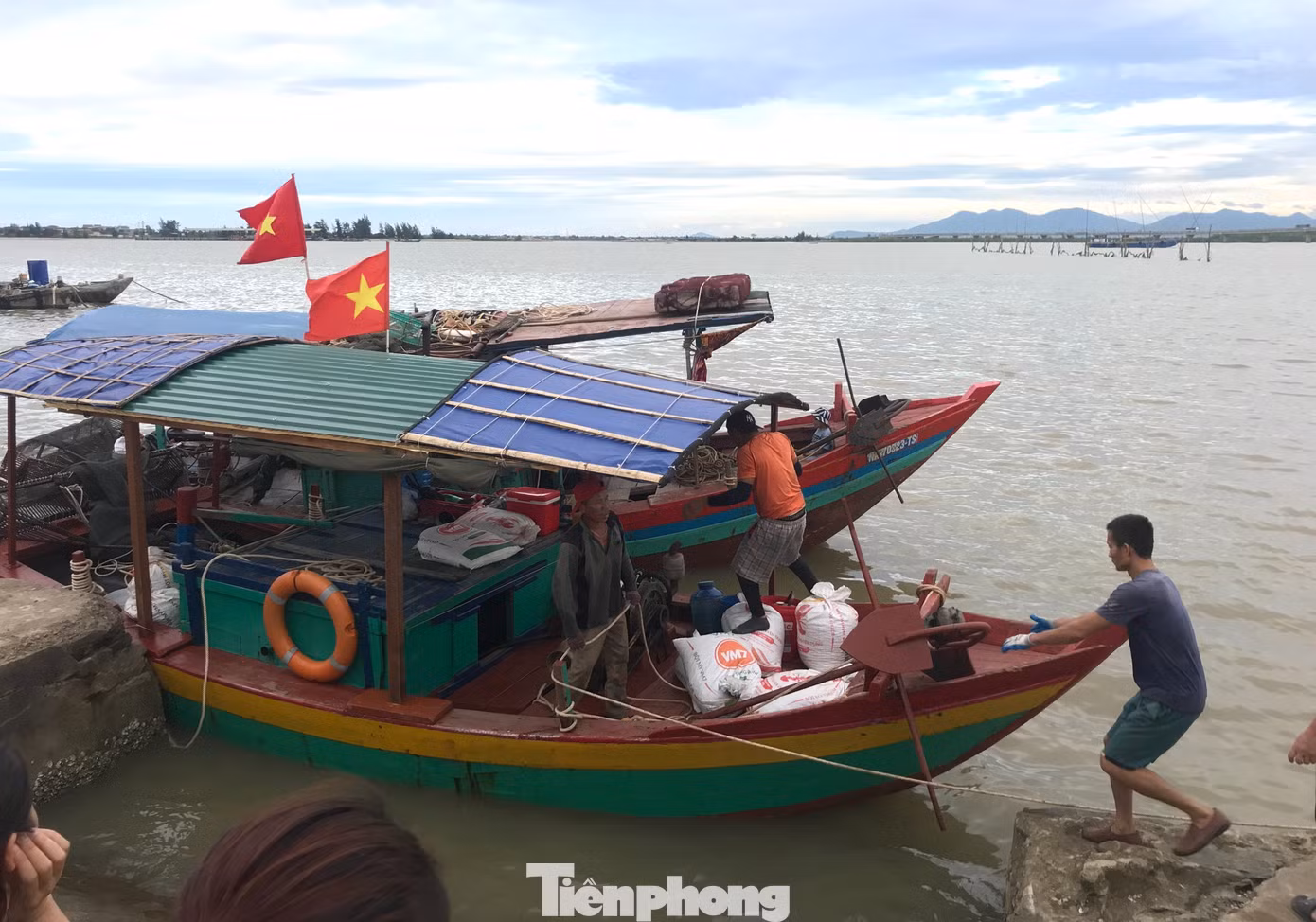 Sáng sớm, mỗi chiếc thuyền sẽ có 2 ngư dân với nhiều dụng cụ đánh bắt chuyên dụng di chuyển ra vùng cửa sông để bắt đầu đánh bắt chem chép đến tận tối mới cập bến. Mùa đánh bắt con chem chép thường vào những ngày hè nước cạn.