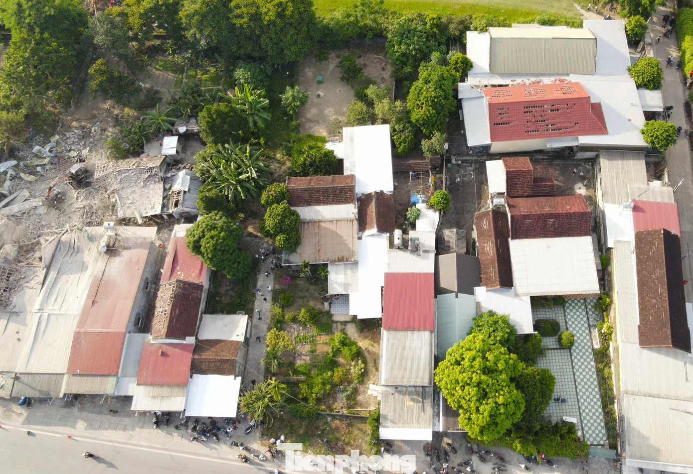 Sức ép từ vụ nổ rất lớn, khiến cả chục ngôi nhà xung quanh bị hư hỏng. Nhiều ngôi nhà nằm cách căn nhà nơi xảy ra vụ nổ 10 nhà cũng bị sức ép thổi bay ngói.