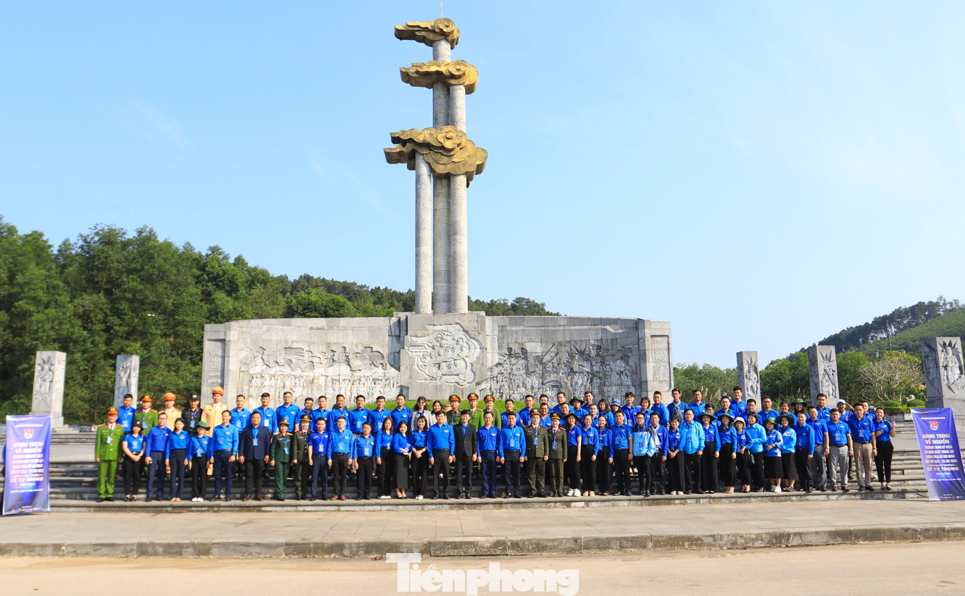 Đoàn đại biểu chụp hình lưu niệm tại quảng trường Khu di tích lịch sử Quốc gia Truông Bồn. Được biết, đồng hành với chương trình có Tập đoàn Dầu khí Việt Nam, Công ty Cổ phần Tập đoàn BGI, Công ty TNHH Xăng dầu Giang Nam; Công ty Cổ phần NPG Hưng Yên và Công ty TNHH ROX. Đoàn đại biểu chụp hình lưu niệm tại quảng trường Khu di tích lịch sử Quốc gia Truông Bồn. Được biết, đồng hành với chương trình có Tập đoàn Dầu khí Việt Nam, Công ty Cổ phần Tập đoàn BGI, Công ty TNHH Xăng dầu Giang Nam; Công ty Cổ phần NPG Hưng Yên và Công ty TNHH ROX.