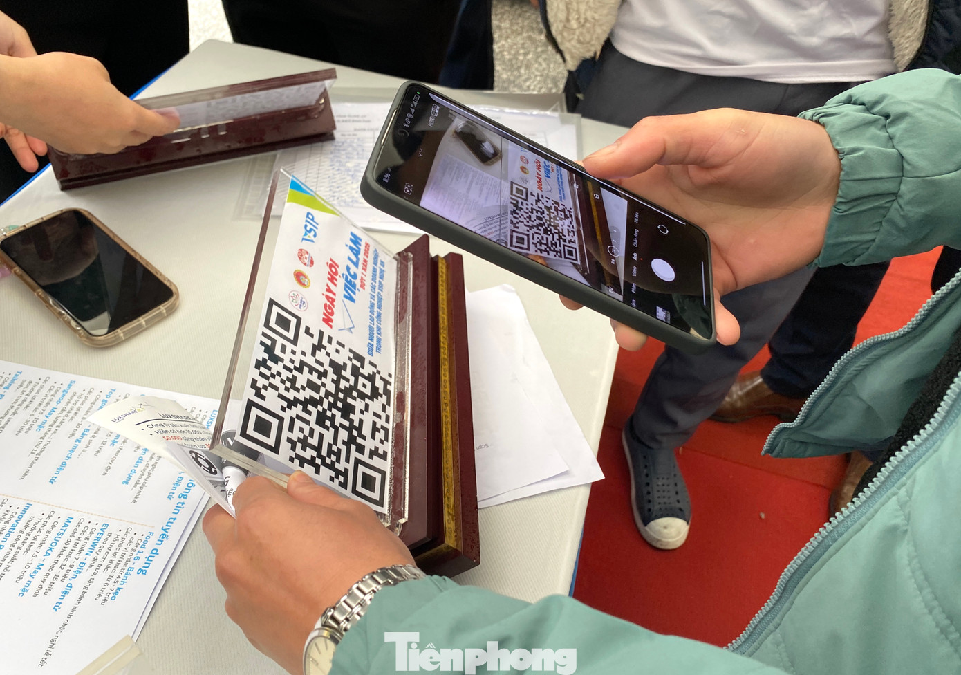 Thông tin về ngày hội được tích hợp trên mã QR để người lao động đăng ký và tìm hiểu ngay trên chiếc điện thoại cá nhân.