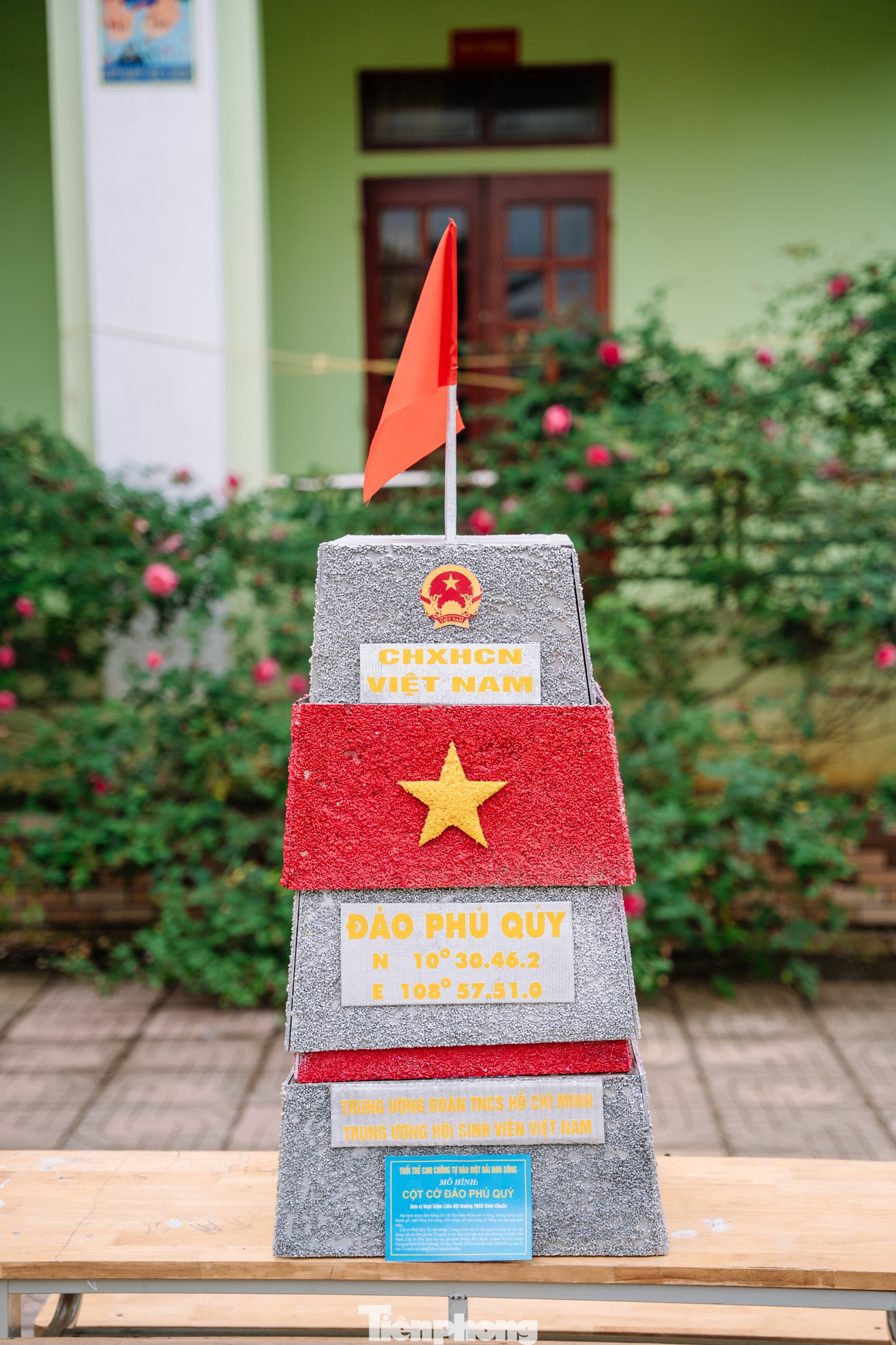 Các mô hình cột cờ, cột mốc chủ quyền Việt Nam được các em học sinh, đoàn viên tự tay thiết kế trưng bày tại chương trình.